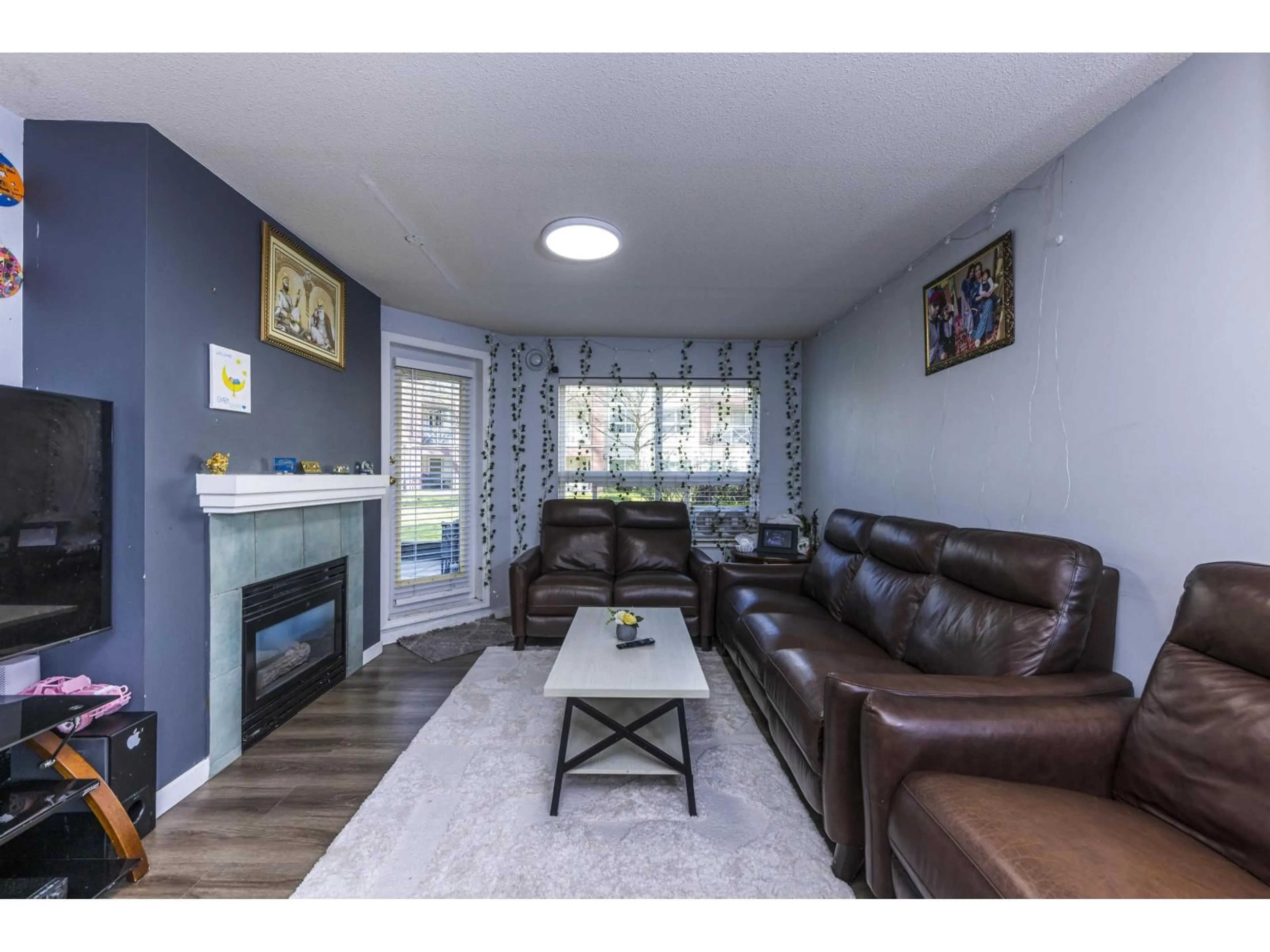 Living room with furniture, wood/laminate floor for 118 - 8068 120A STREET, Surrey British Columbia V3W3P3