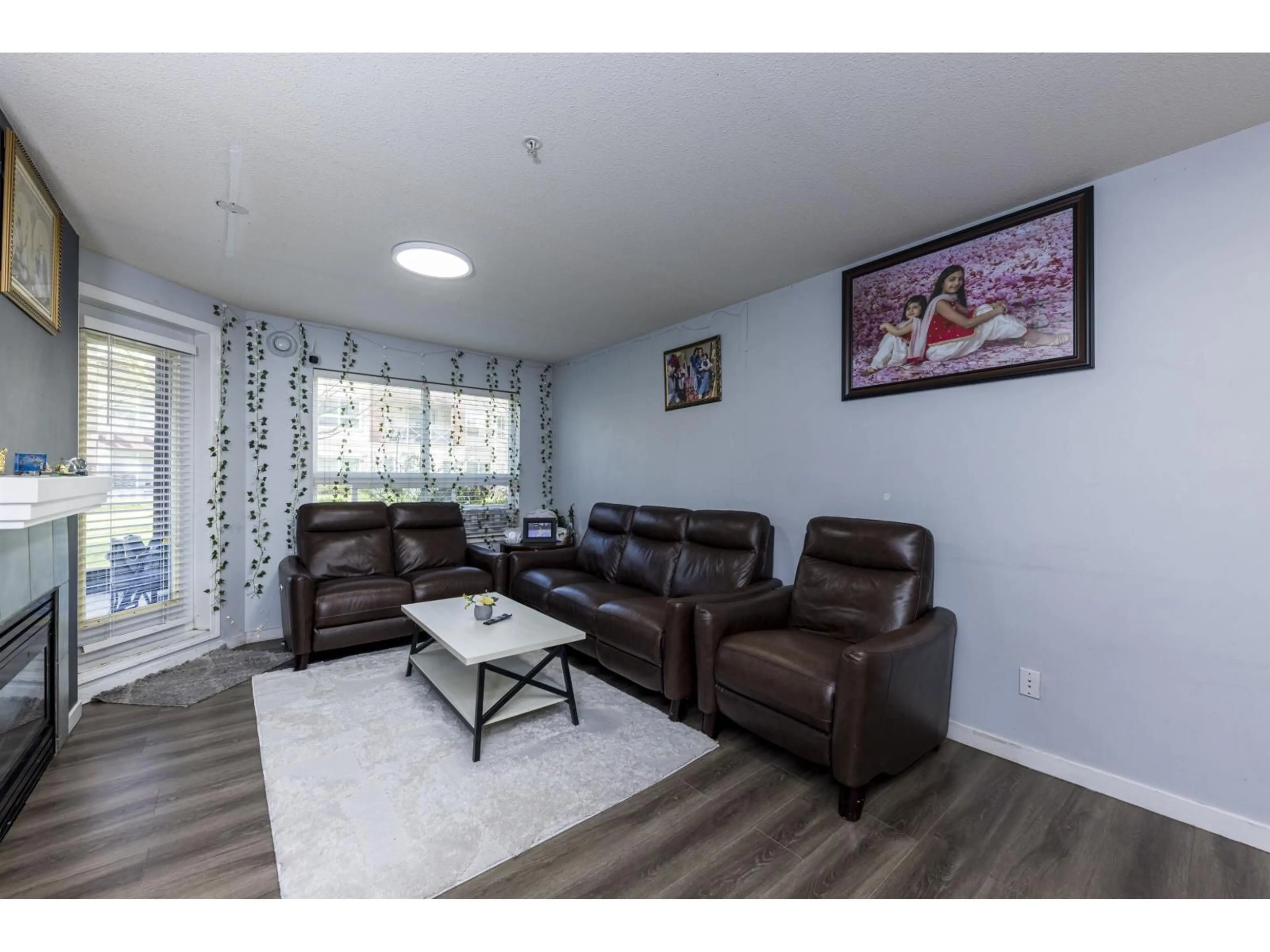 Living room with furniture, wood/laminate floor for 118 - 8068 120A STREET, Surrey British Columbia V3W3P3