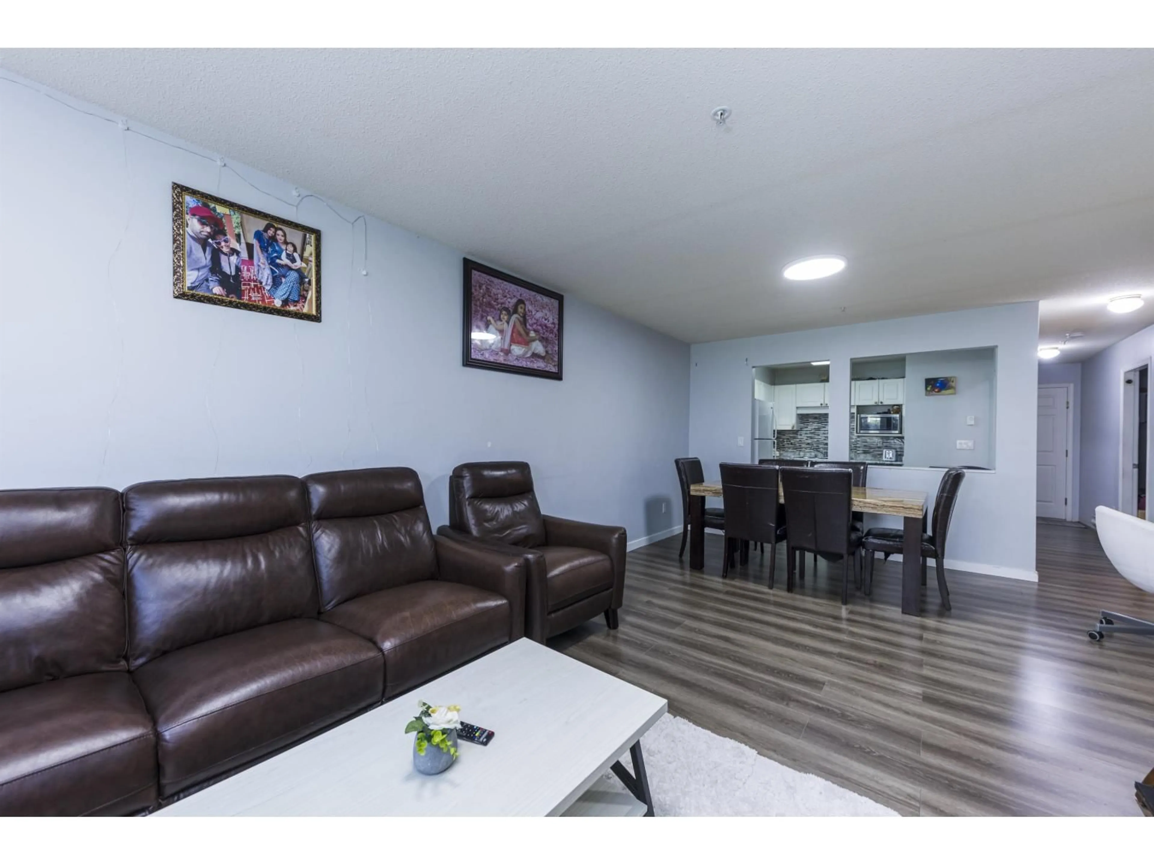Living room with furniture, wood/laminate floor for 118 - 8068 120A STREET, Surrey British Columbia V3W3P3