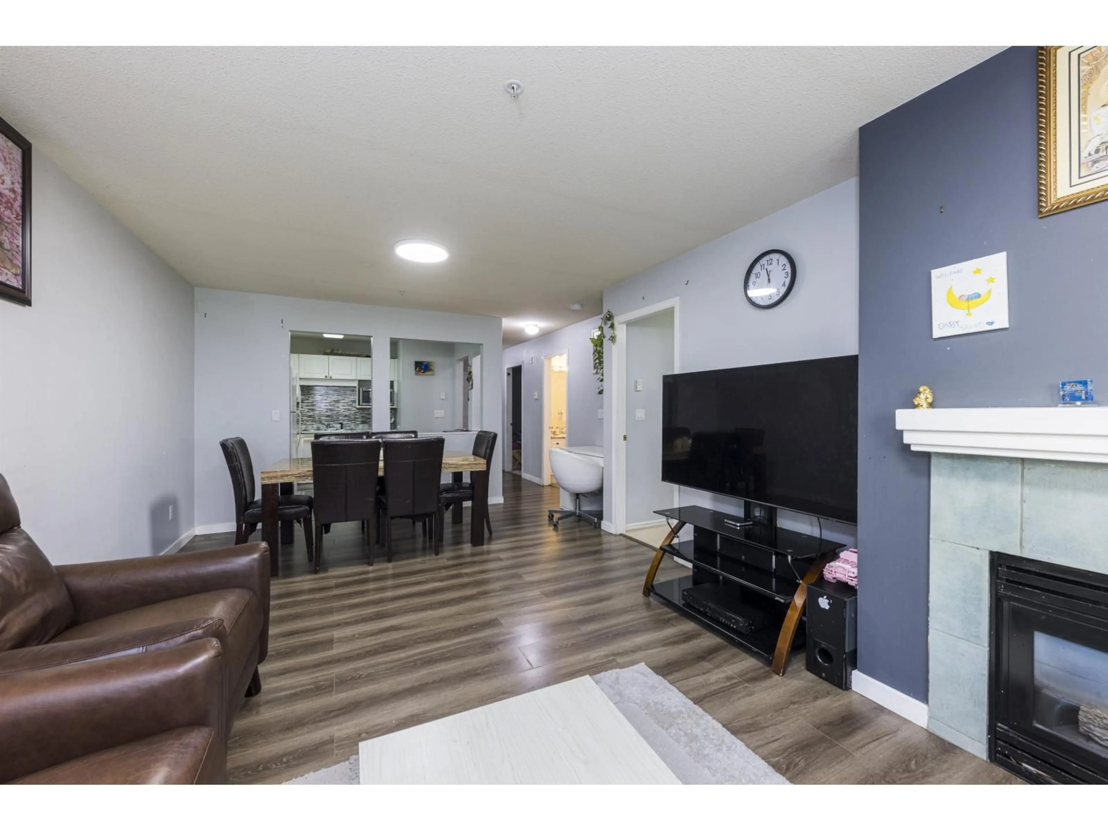 Living room with furniture, wood/laminate floor for 118 - 8068 120A STREET, Surrey British Columbia V3W3P3