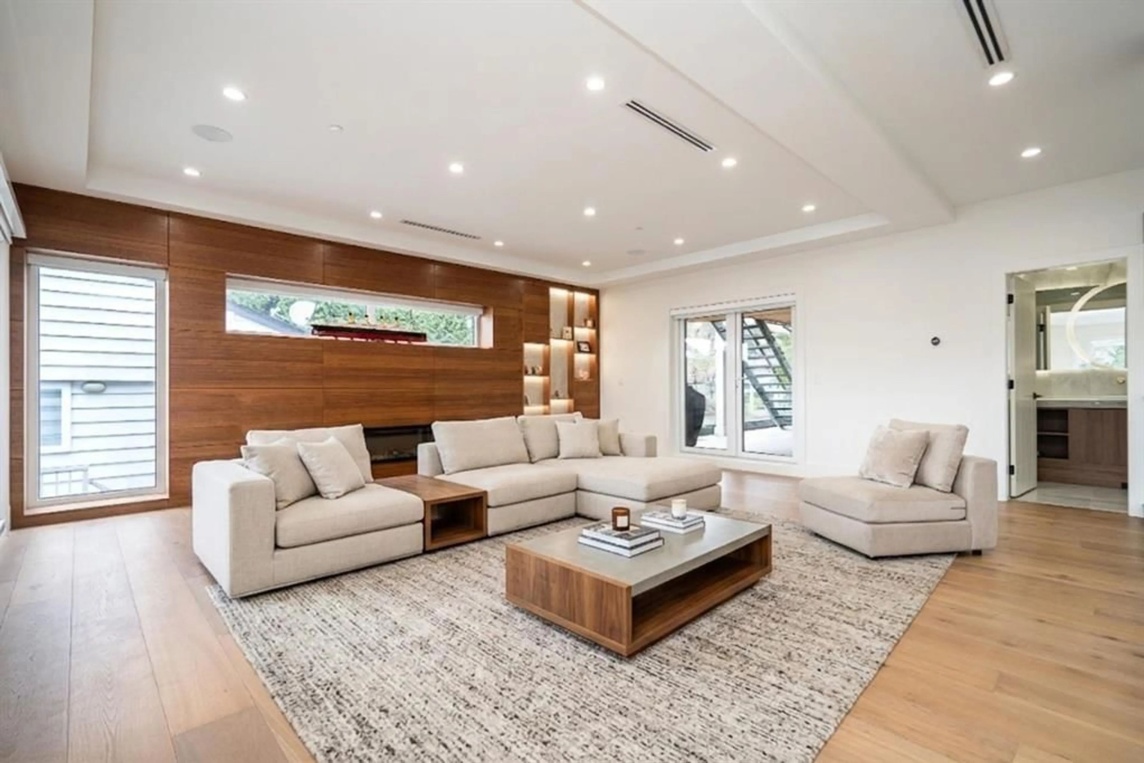 Living room with furniture, wood/laminate floor for 13821 MALABAR AVENUE, White Rock British Columbia V4B2X8