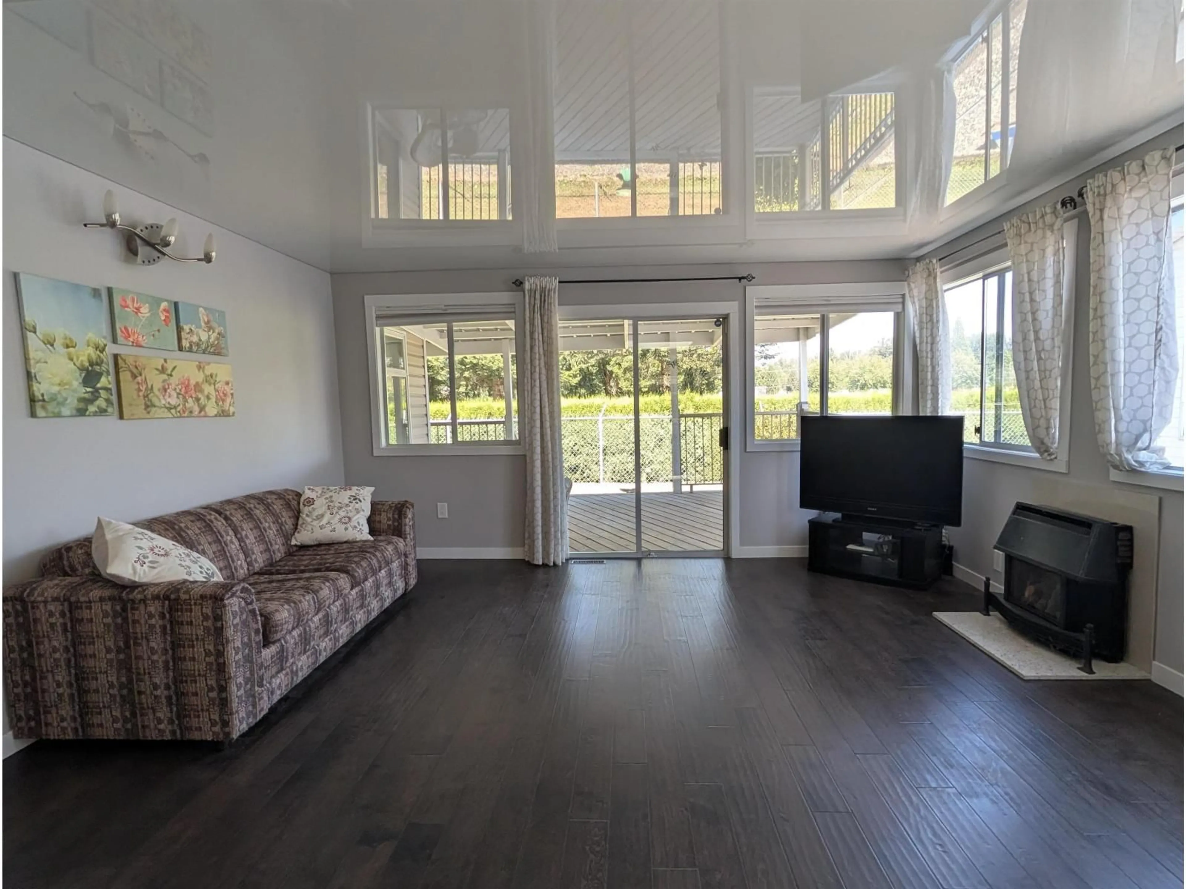 Living room with furniture, wood/laminate floor for 2 - 9055 ASHWELL ROAD, Chilliwack British Columbia V2P8A8