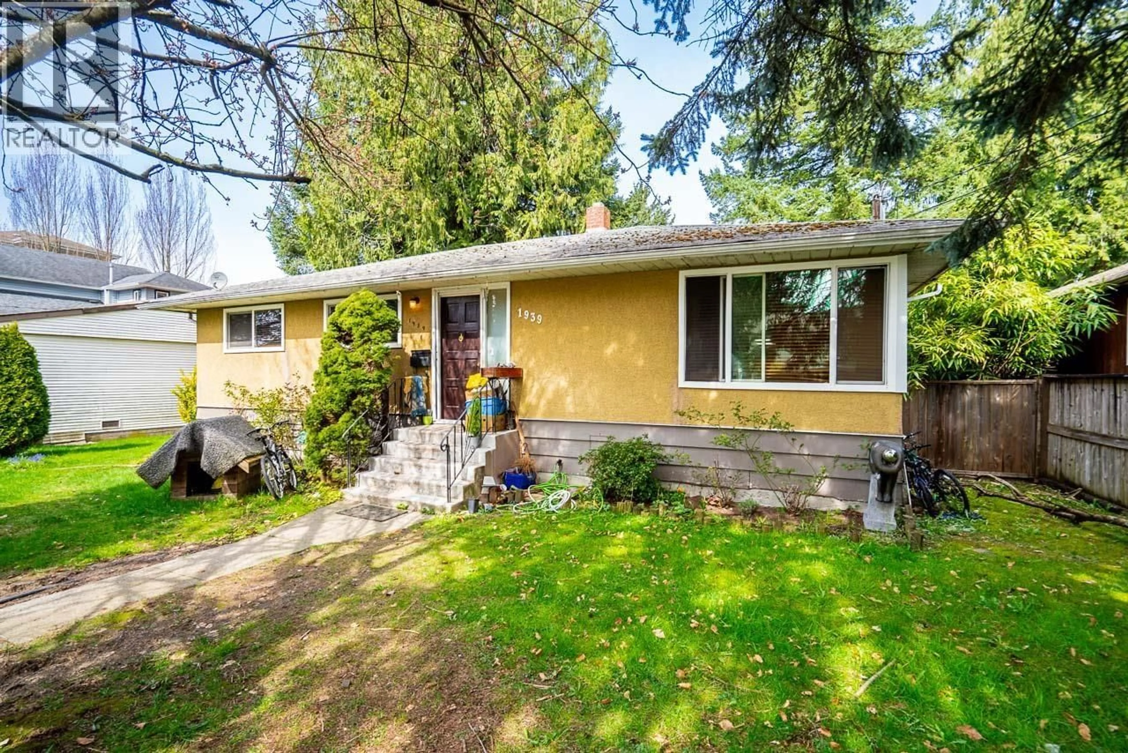 Home with vinyl exterior material, street for 1939 WESTMINSTER AVENUE, Port Coquitlam British Columbia V3B1E7
