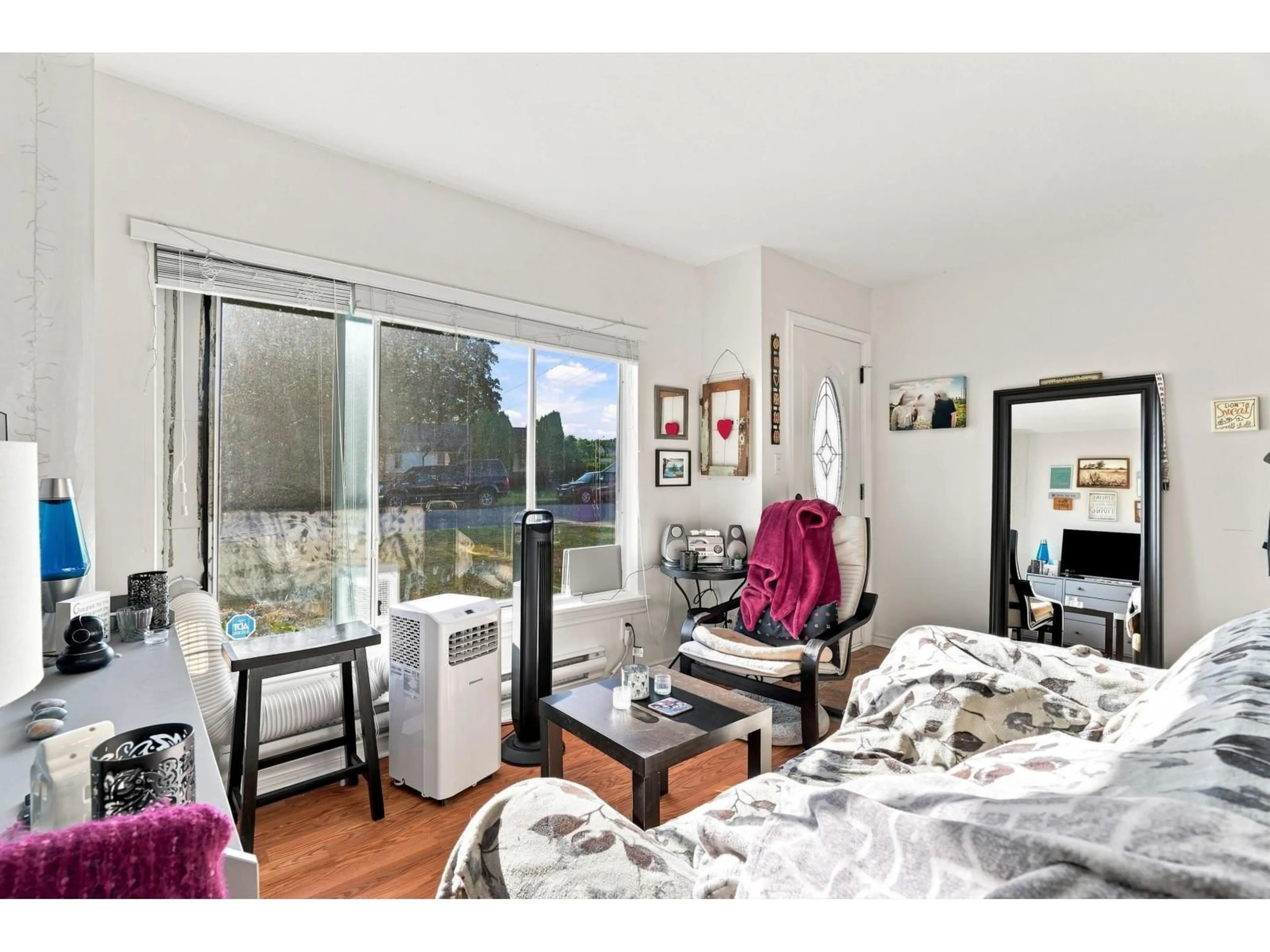 Living room with furniture, unknown for 9458 MENZIES STREET, Chilliwack British Columbia V2P5Z4