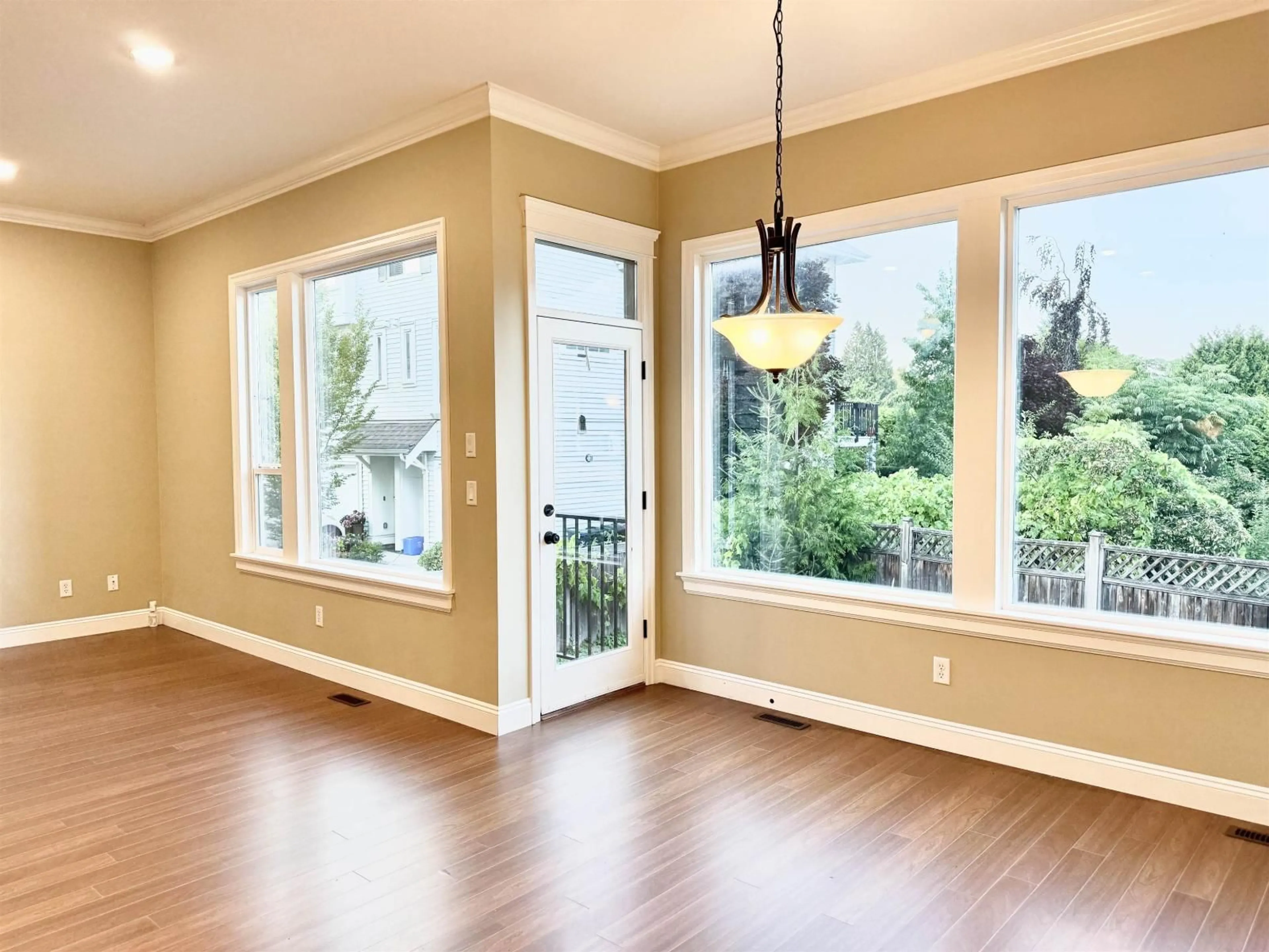 Unknown for 1664 KING GEORGE BOULEVARD, Surrey British Columbia V4A4Z8