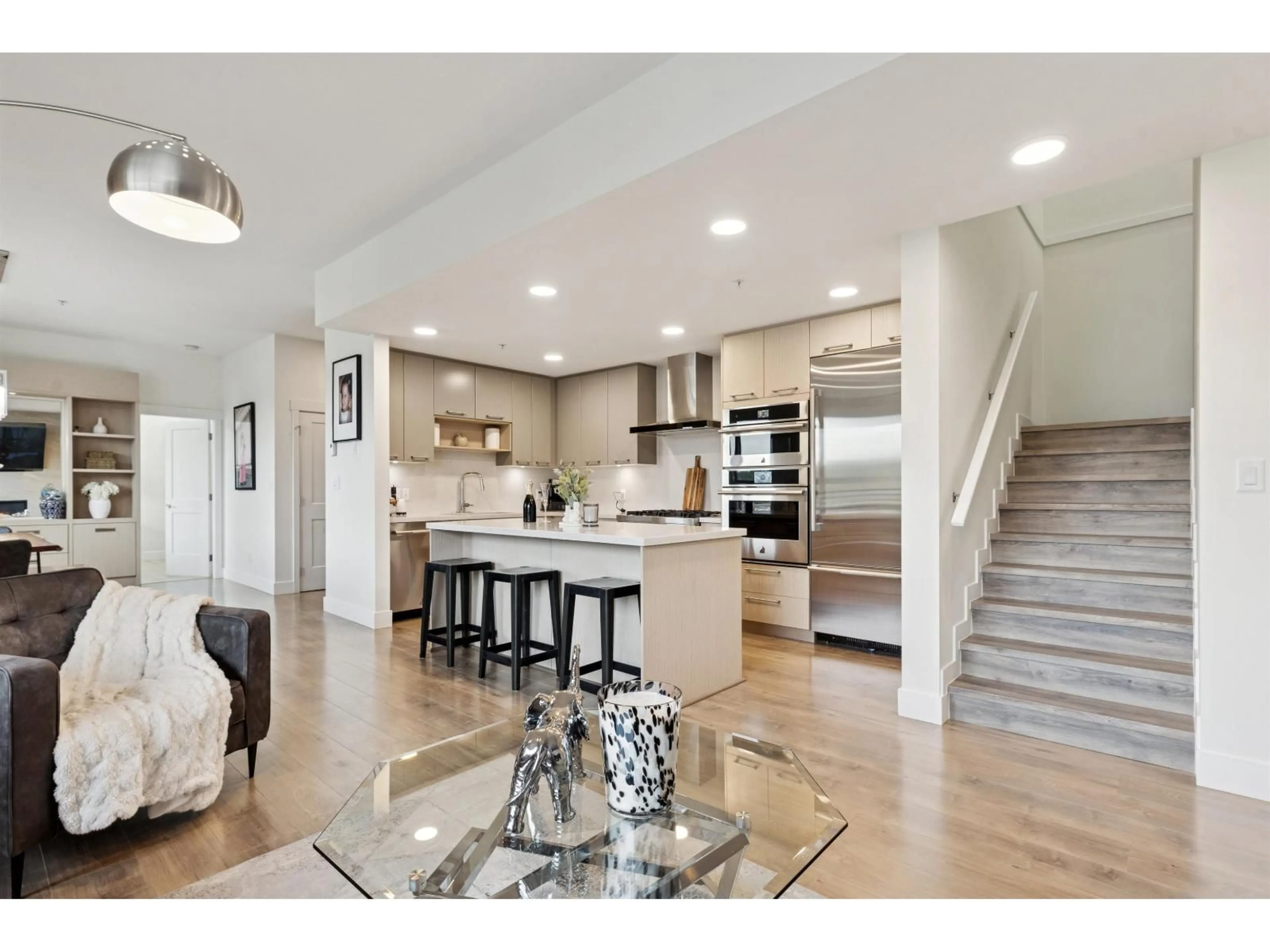 Open concept kitchen, unknown for 501 - 14022 NORTH BLUFF ROAD, White Rock British Columbia V4B3C3