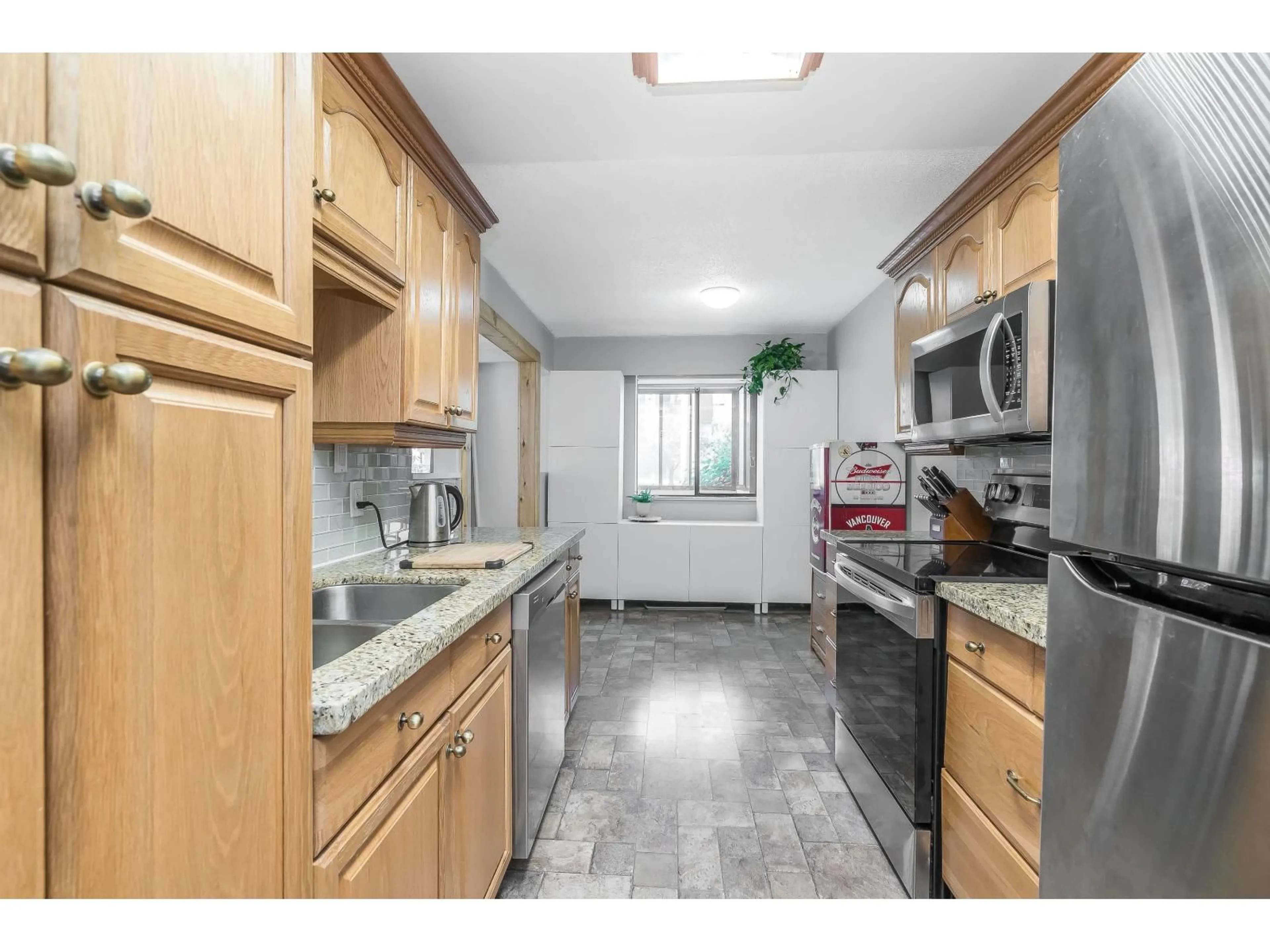 Standard kitchen, unknown for 105 - 32175 OLD YALE ROAD, Abbotsford British Columbia V2T2C8