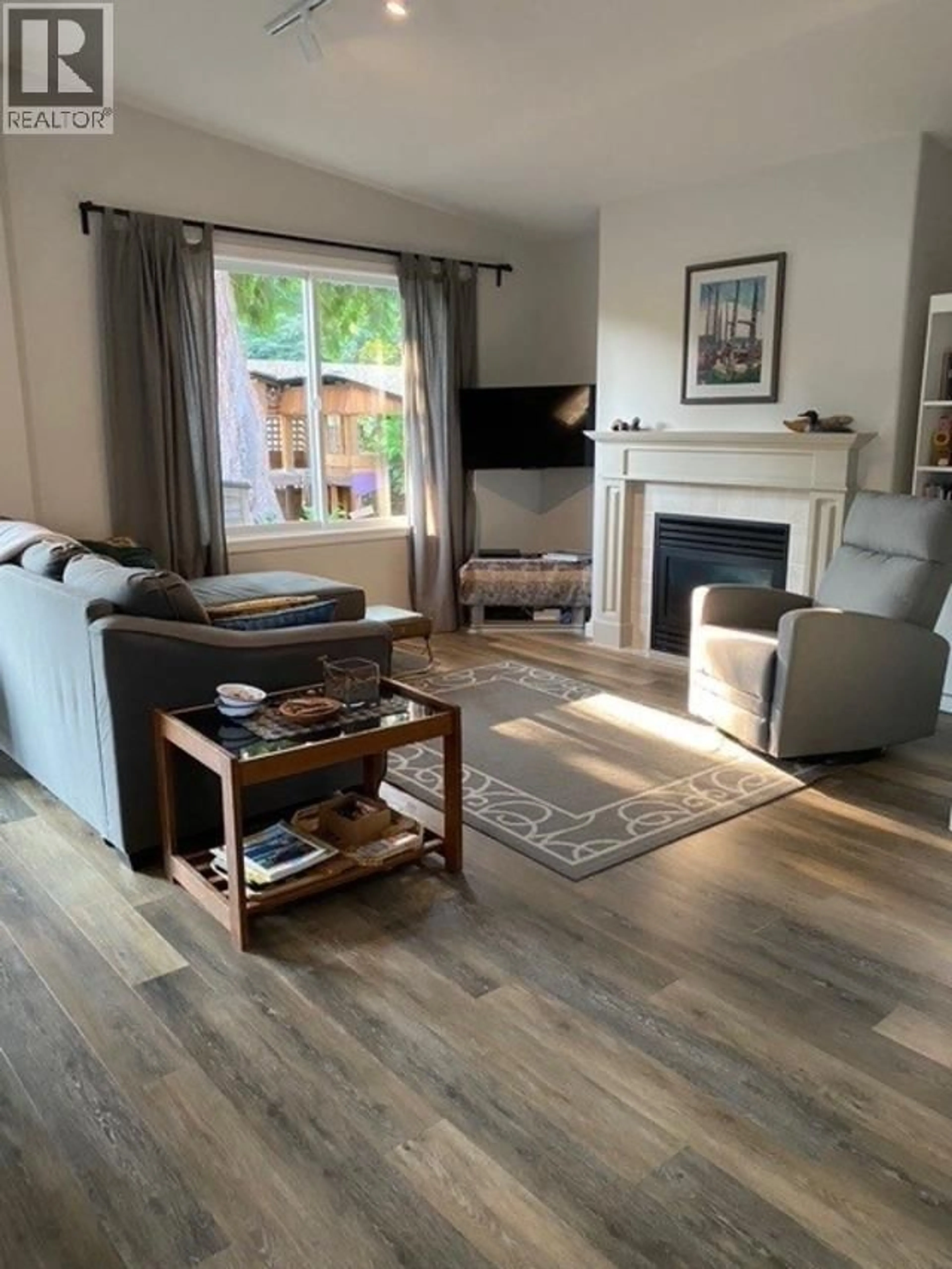 Living room with furniture, wood/laminate floor for 114 - 4510 SUNSHINE COAST HIGHWAY, Sechelt British Columbia V0N3A6