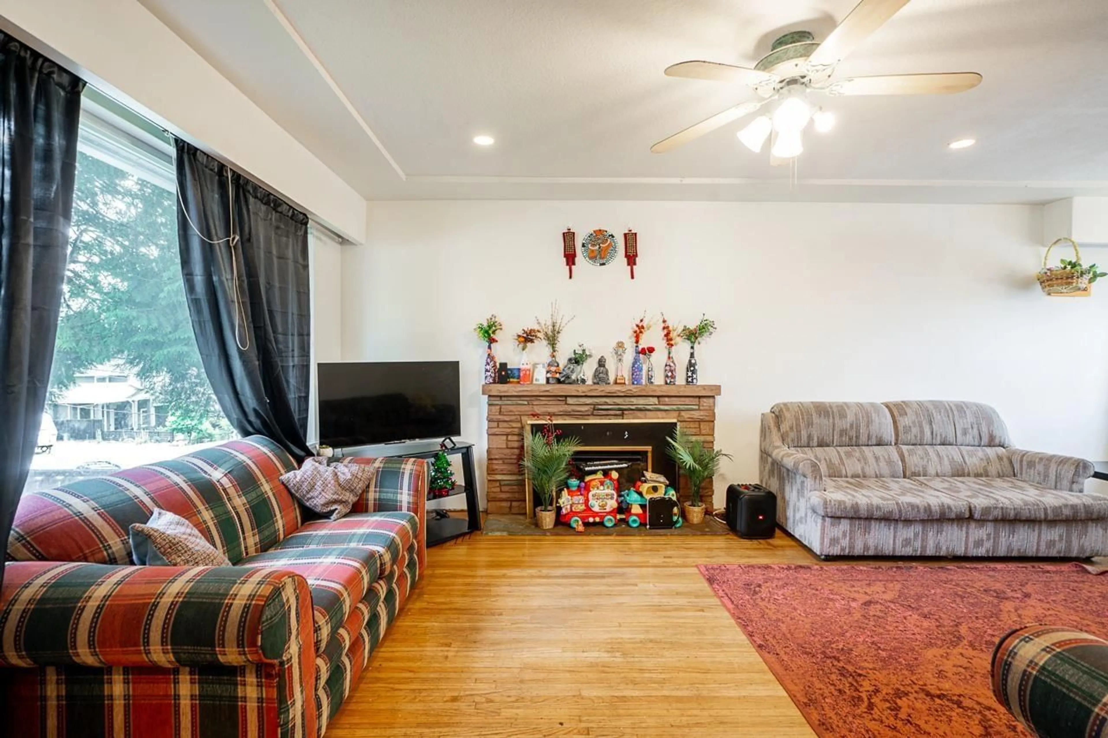 Living room with furniture, unknown for 11191 90 AVENUE, Surrey British Columbia V4C3H1