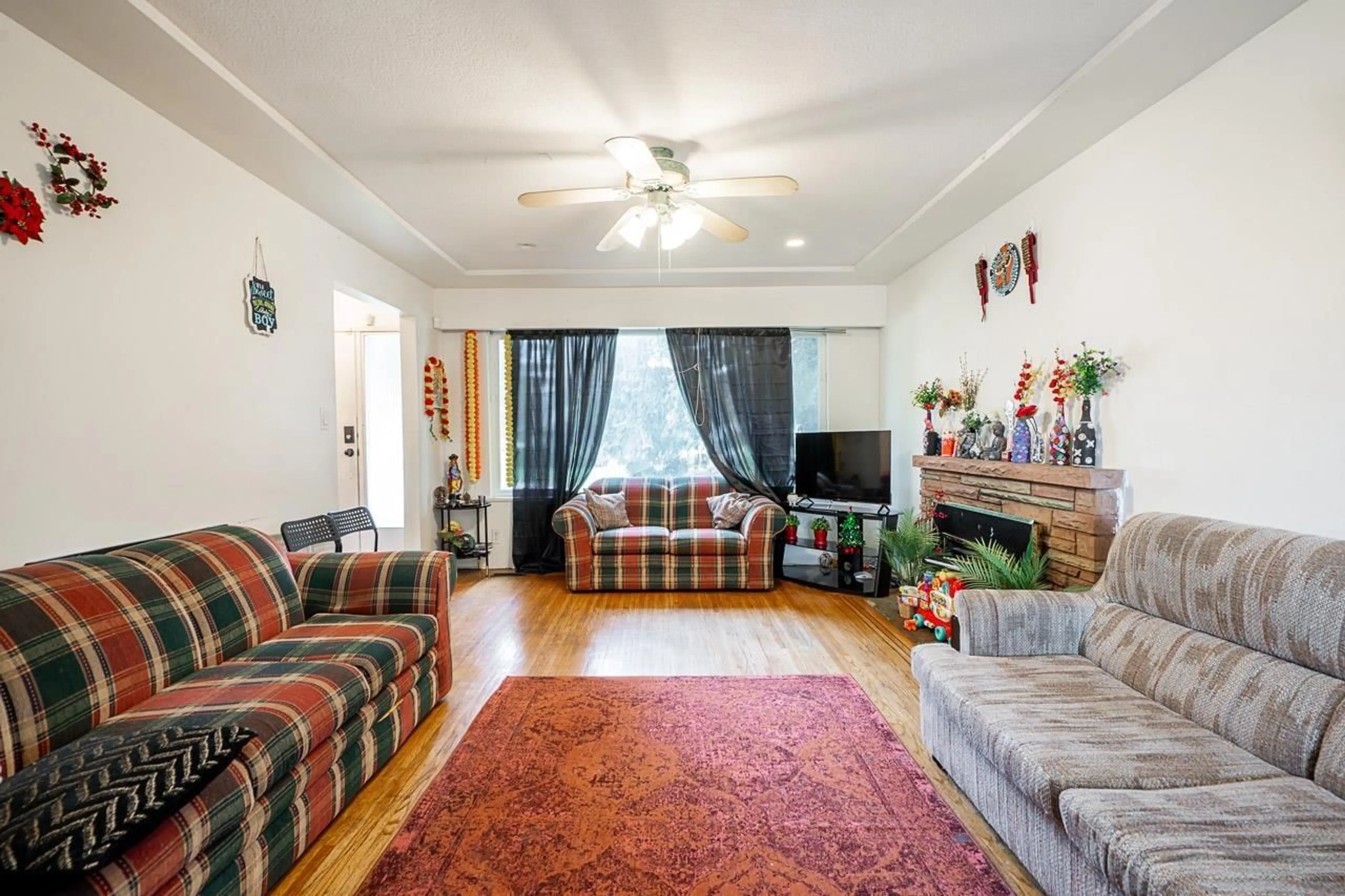 Living room with furniture, unknown for 11191 90 AVENUE, Surrey British Columbia V4C3H1