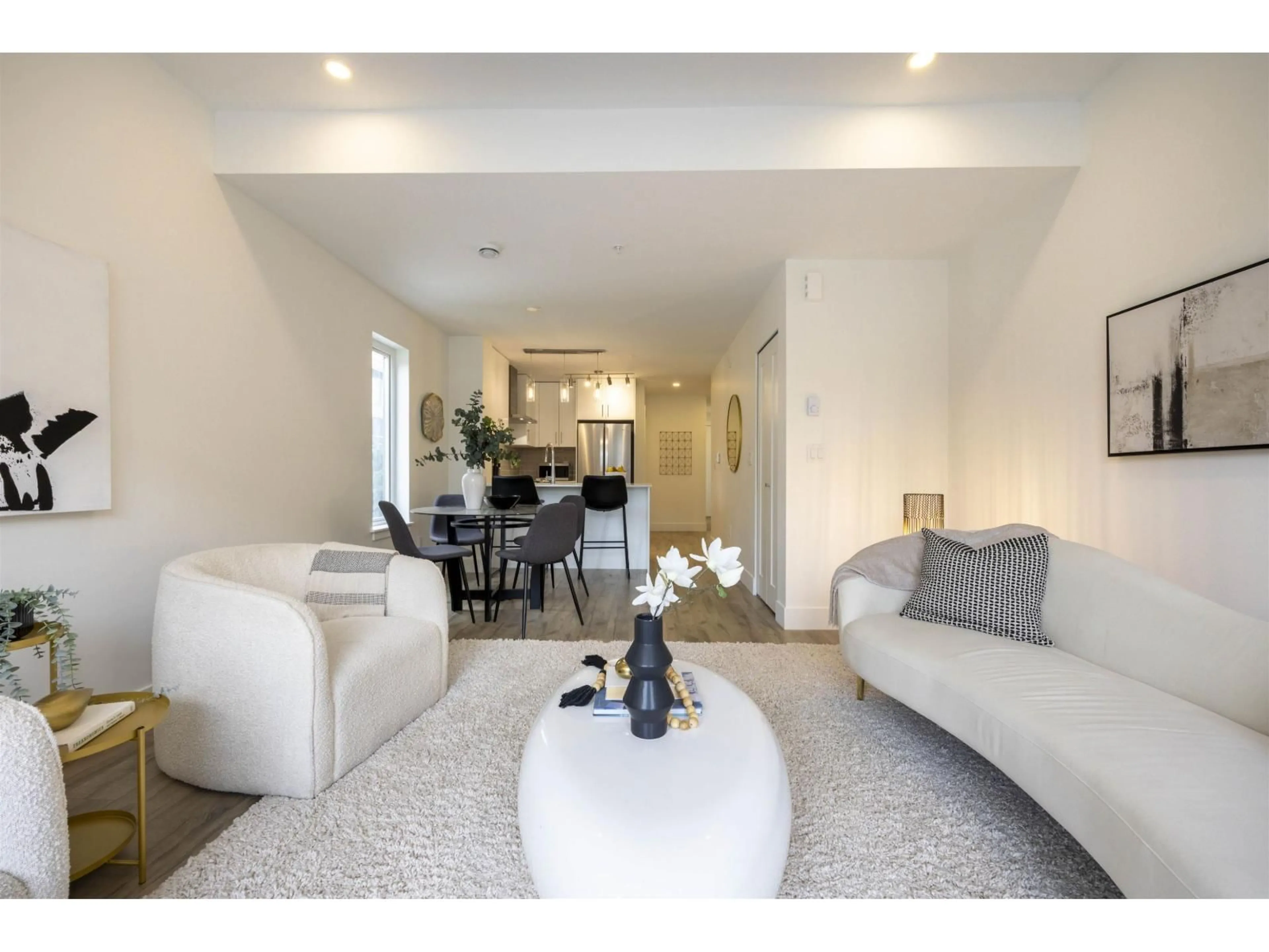 Living room with furniture, unknown for 1 - 6328 KING GEORGE BOULEVARD, Surrey British Columbia V3X0L4