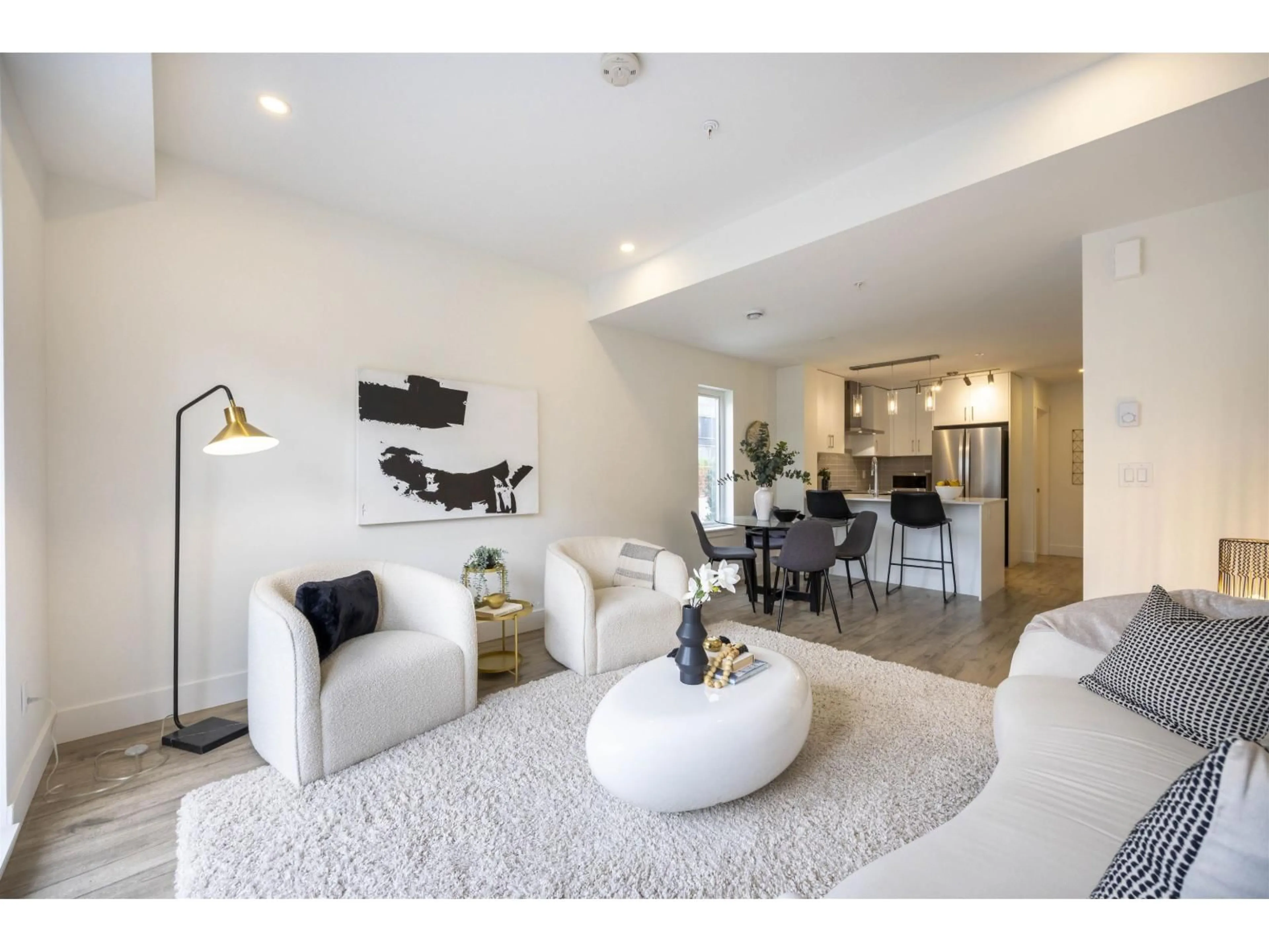 Living room with furniture, unknown for 1 - 6328 KING GEORGE BOULEVARD, Surrey British Columbia V3X0L4