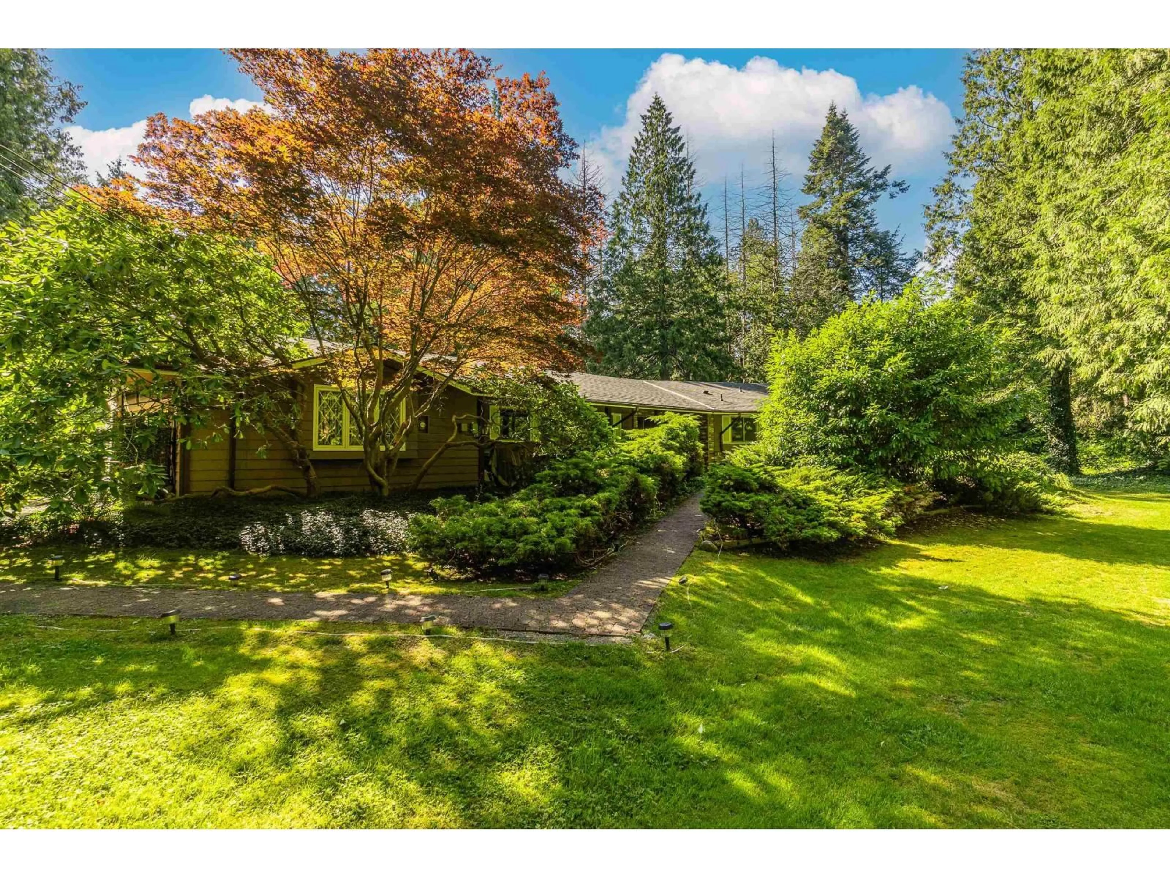 A pic from outside/outdoor area/front of a property/back of a property/a pic from drone, unknown for 13425 WOODCREST DRIVE, Surrey British Columbia V4P1W3