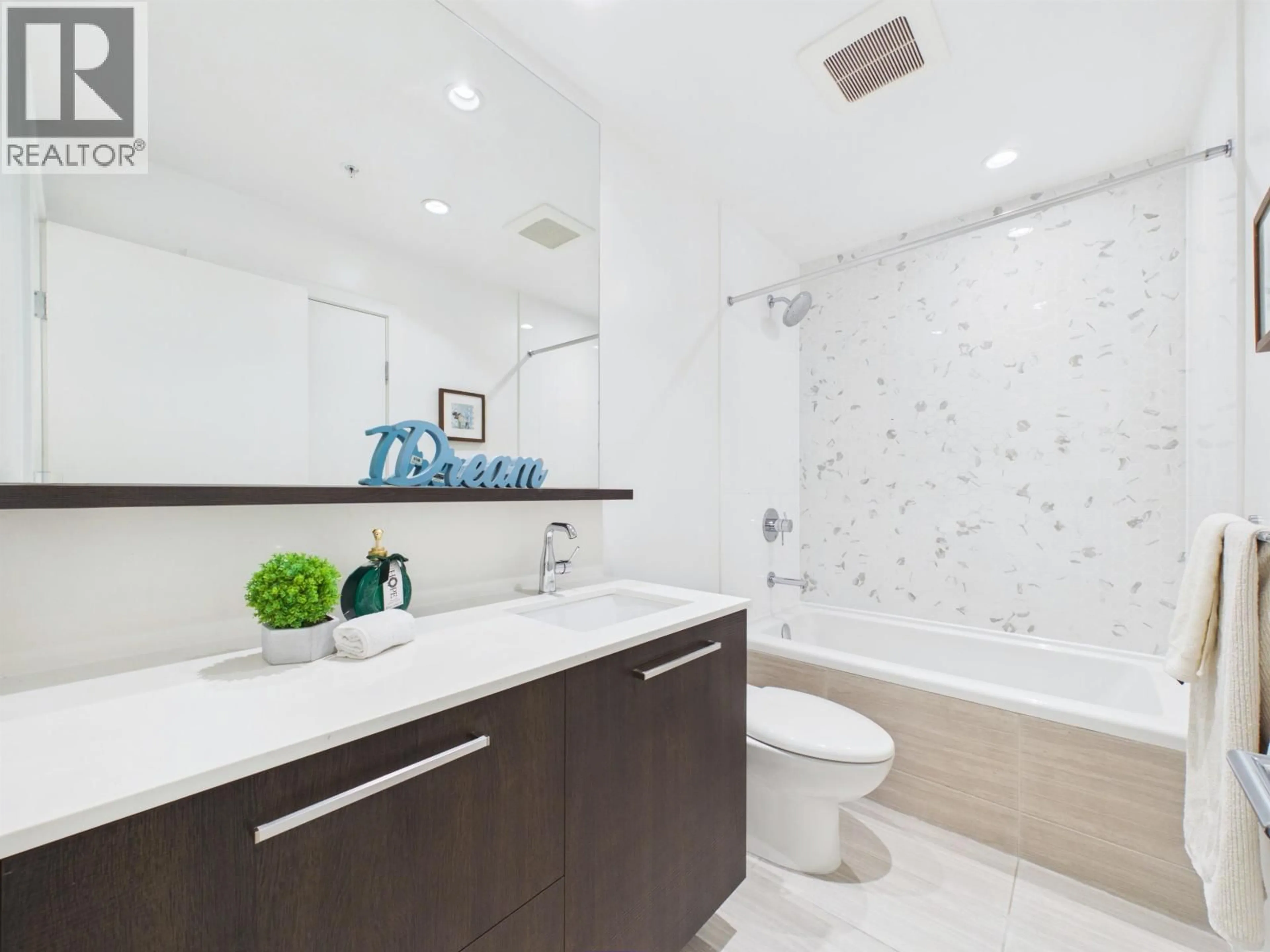 Contemporary bathroom, ceramic/tile floor for 1806 - 567 CLARKE ROAD, Coquitlam British Columbia V3J0K7