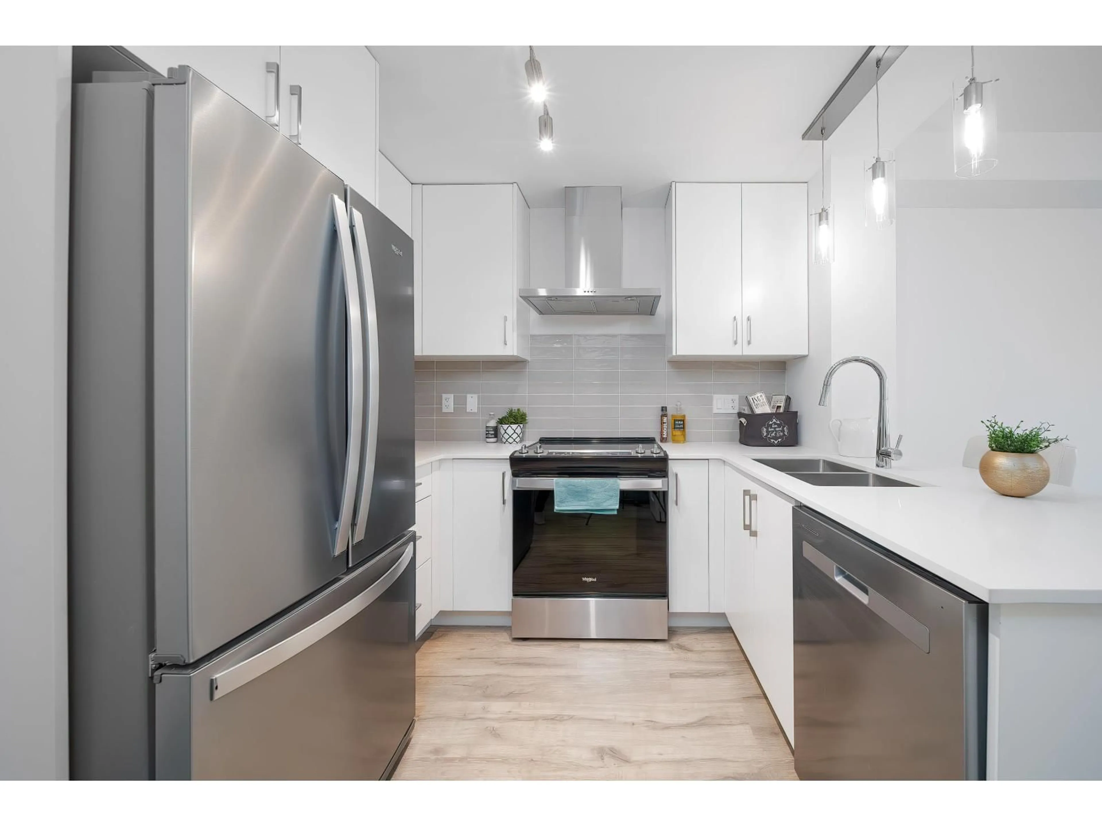 Standard kitchen, unknown for 116 - 6338 KING GEORGE BOULEVARD, Surrey British Columbia V3X0L4