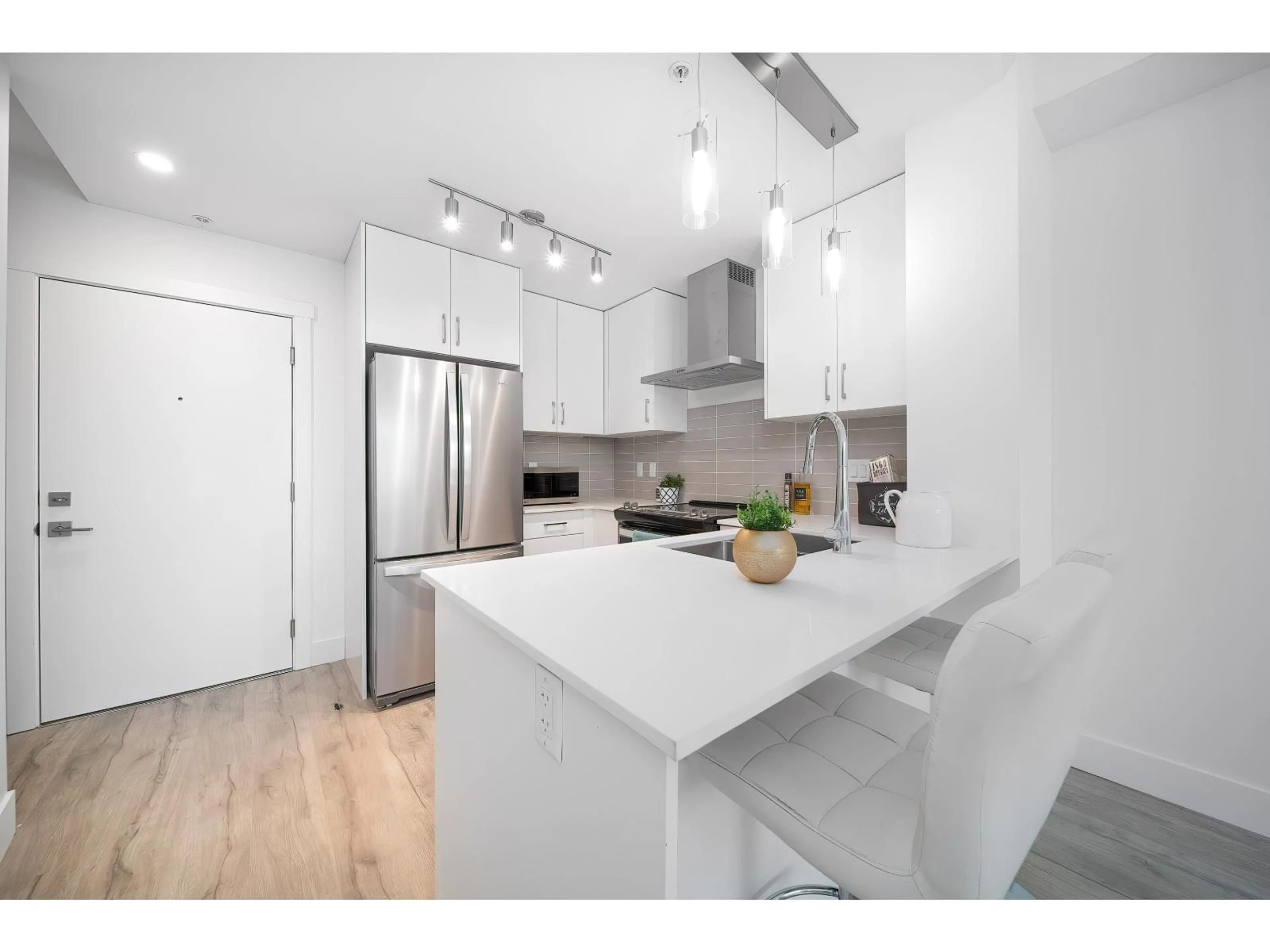 Open concept kitchen, unknown for 116 - 6338 KING GEORGE BOULEVARD, Surrey British Columbia V3X0L4