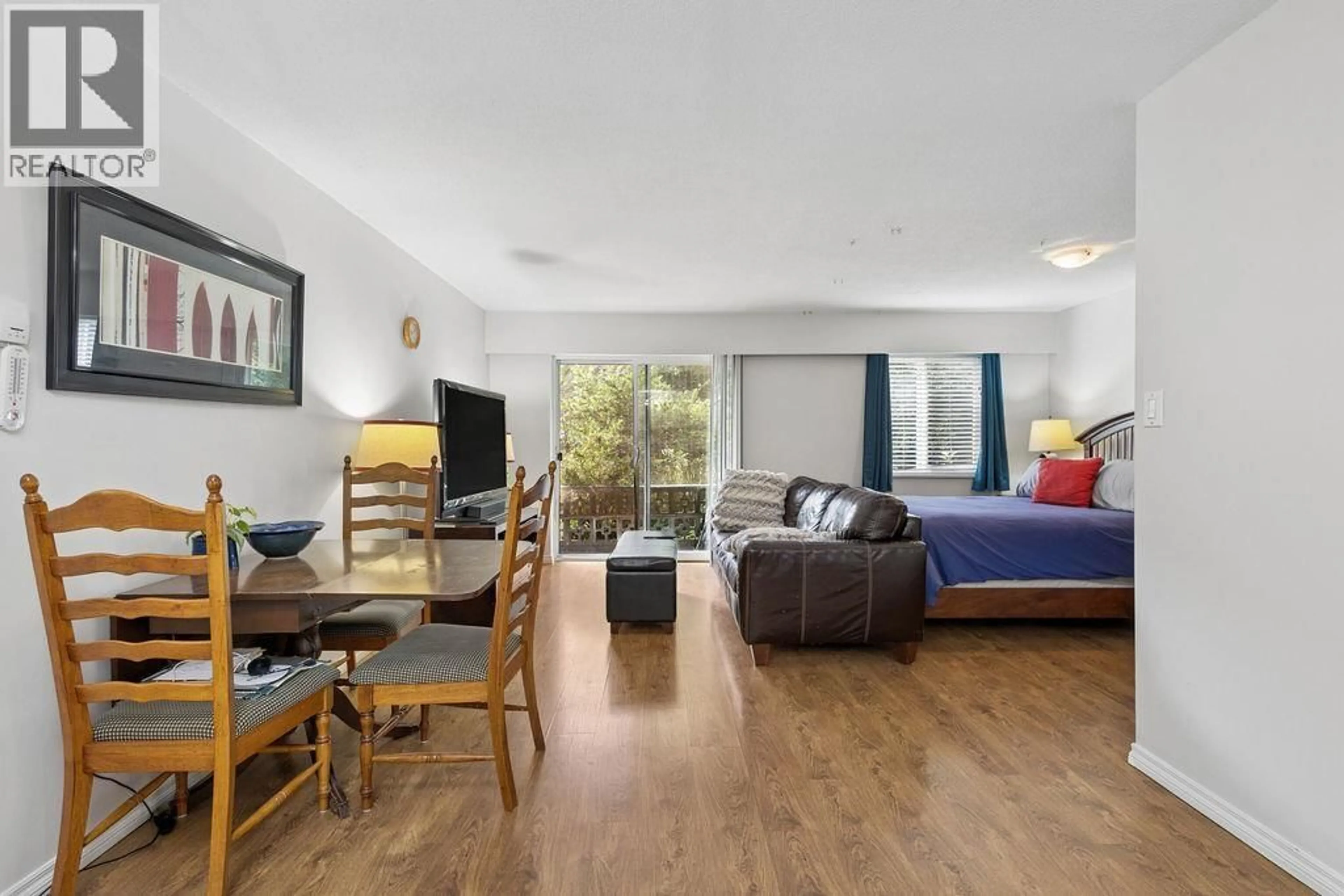 Living room with furniture, wood/laminate floor for 106 - 36 14TH AVENUE, Vancouver British Columbia V5T4C9