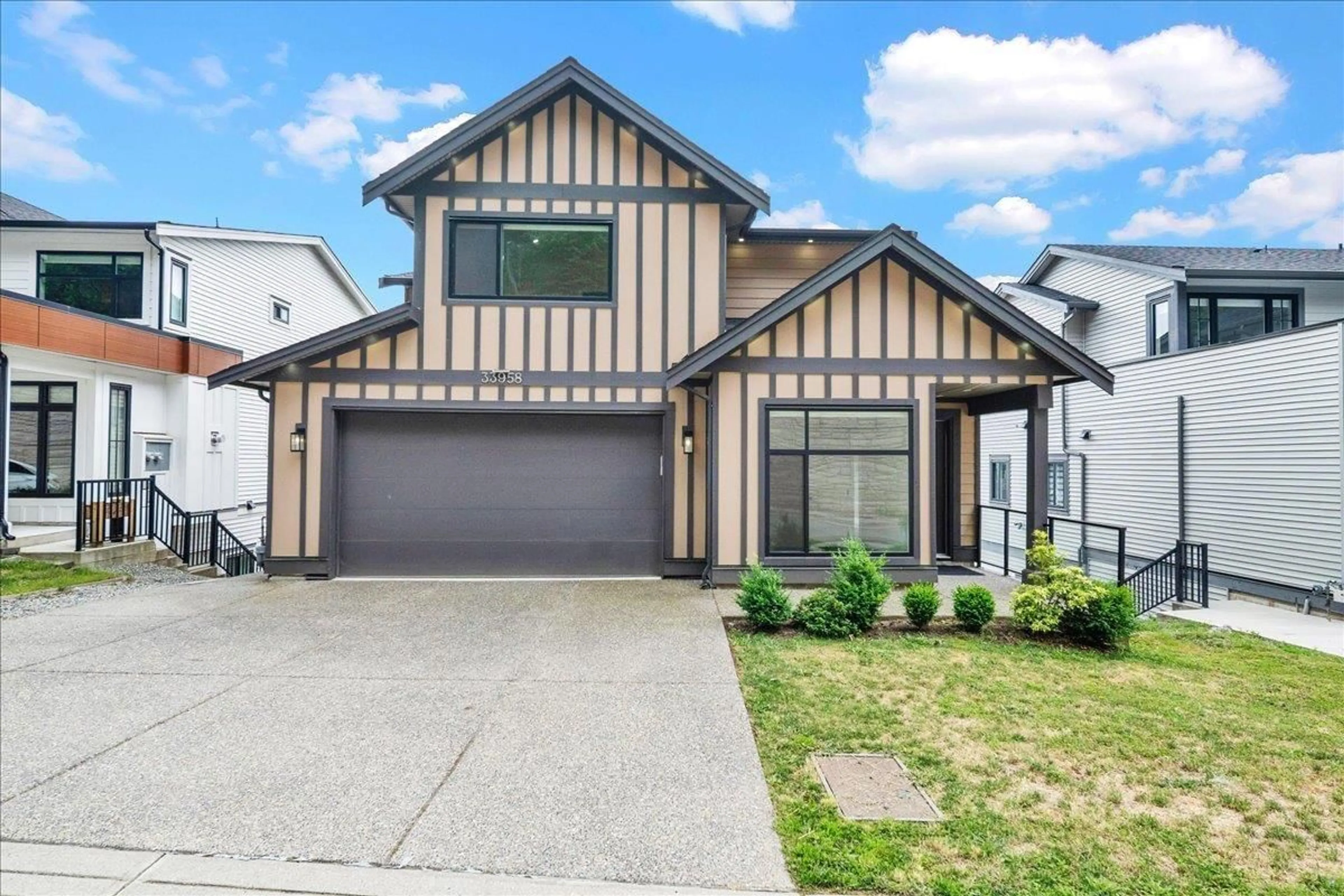 Home with vinyl exterior material, street for 33958 PARR AVENUE, Mission British Columbia V2V6B2