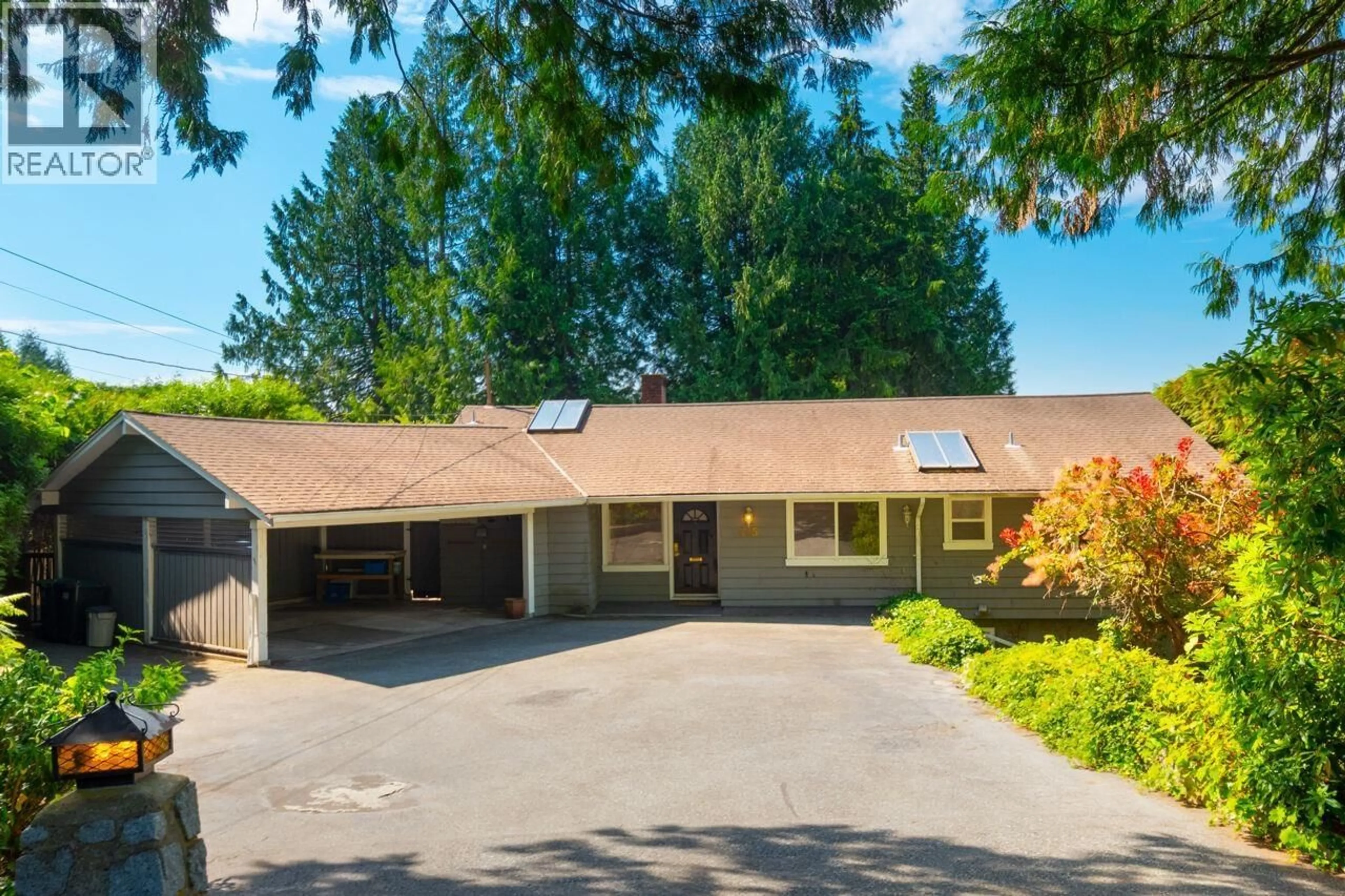 A pic from outside/outdoor area/front of a property/back of a property/a pic from drone, unknown for 545 KINGS ROAD, North Vancouver British Columbia V7N1J2
