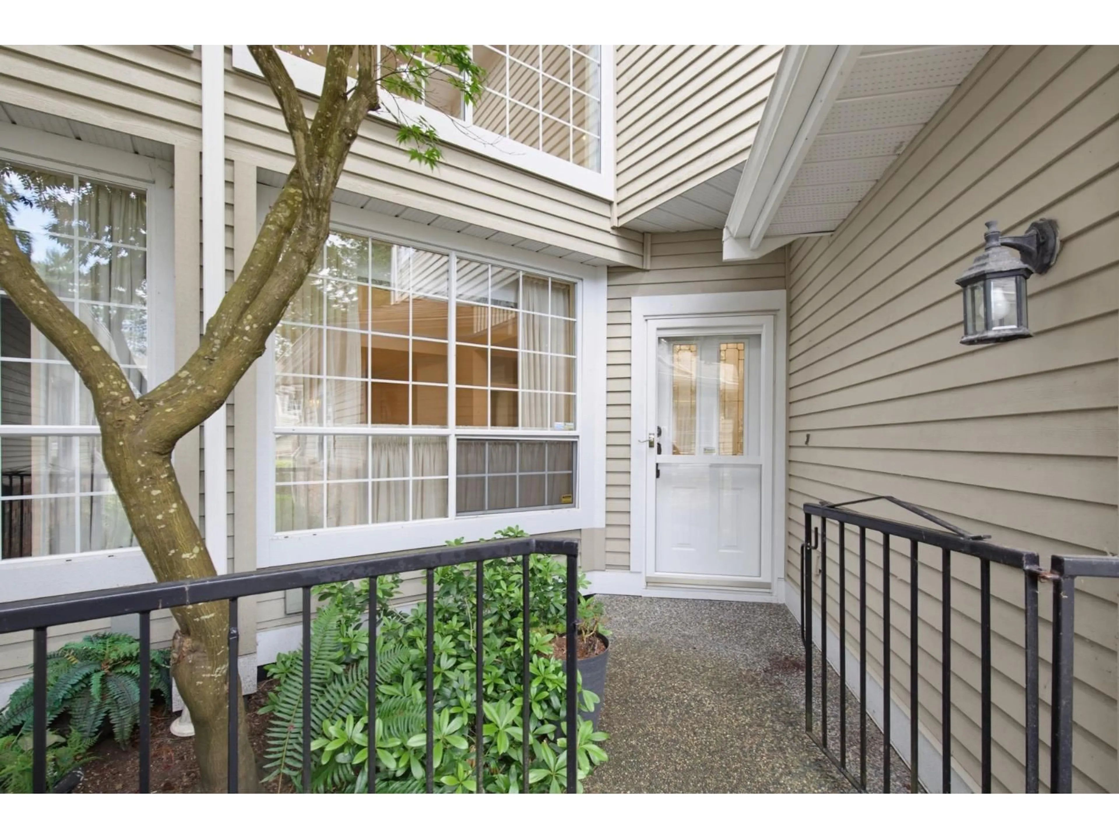Indoor entryway for 13 - 2688 150 STREET, Surrey British Columbia V4P1P1