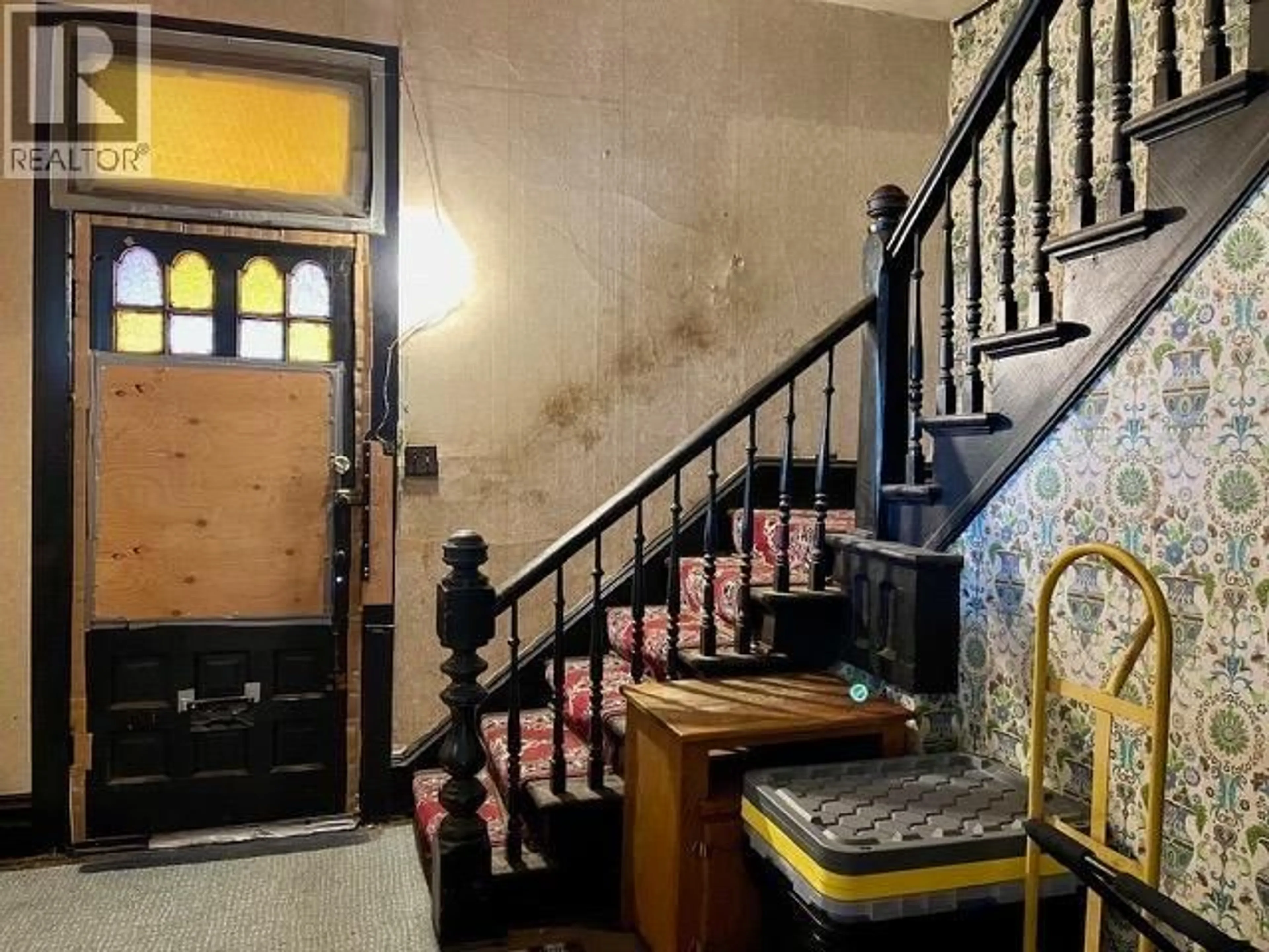Indoor foyer for 239 FOURTH STREET, New Westminster British Columbia V3L2T9
