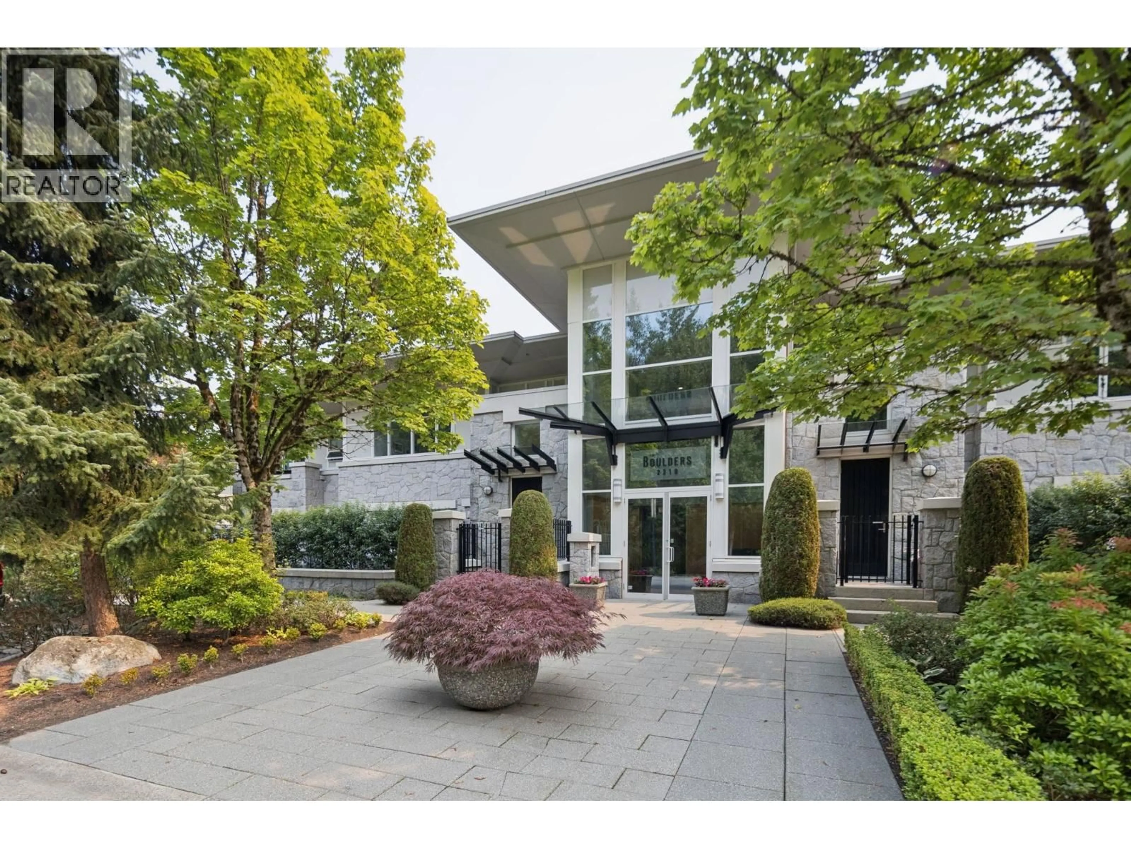 Indoor foyer for PH1 - 2210 CHIPPENDALE ROAD, West Vancouver British Columbia V7S3J4