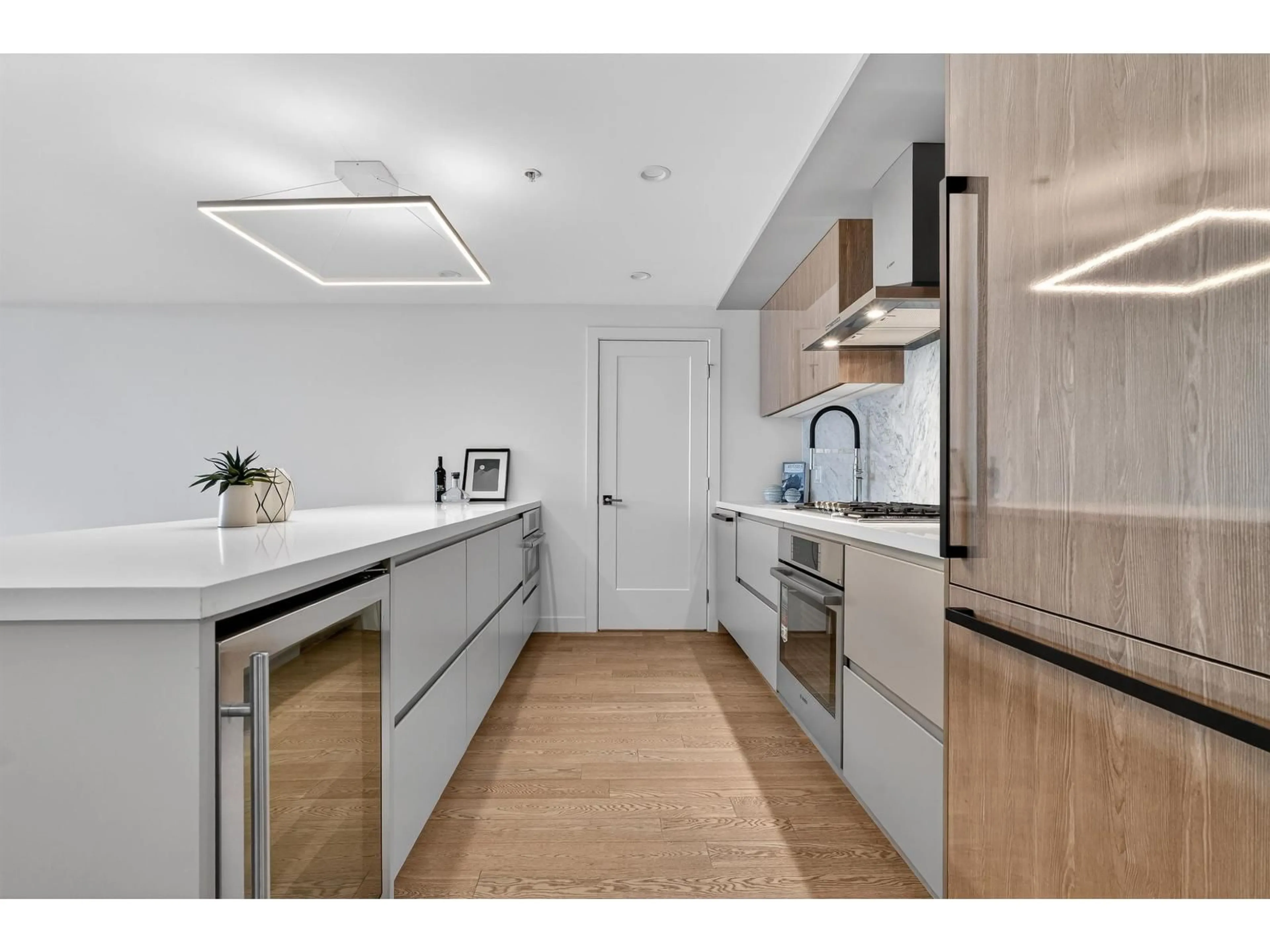Contemporary kitchen, unknown for 415 - 1526 FINLAY STREET, White Rock British Columbia V4B4L9