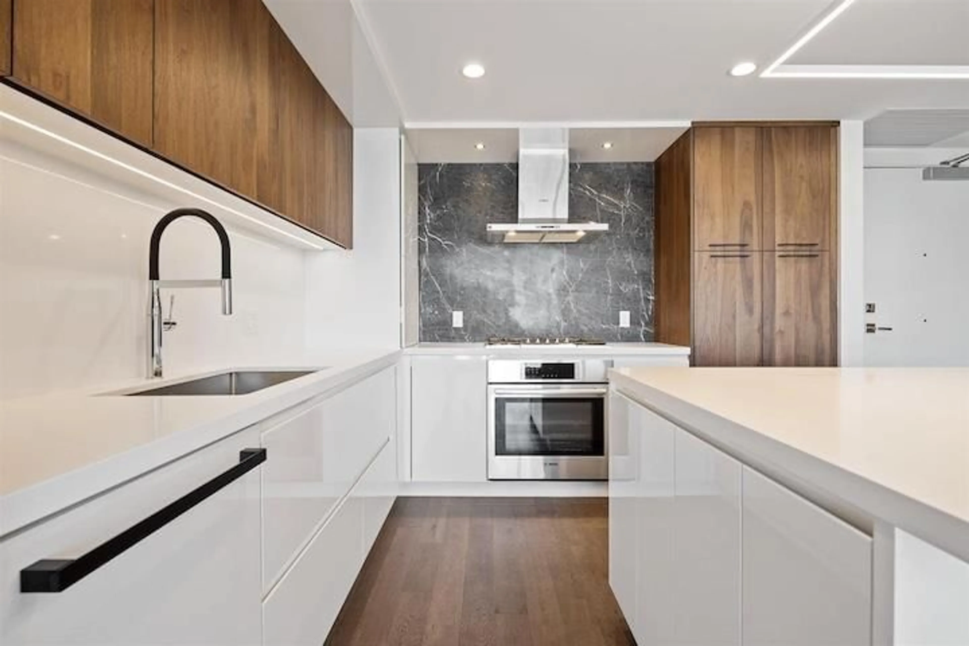 Contemporary kitchen, unknown for 807 - 1526 FINLAY STREET, White Rock British Columbia V4B4L9