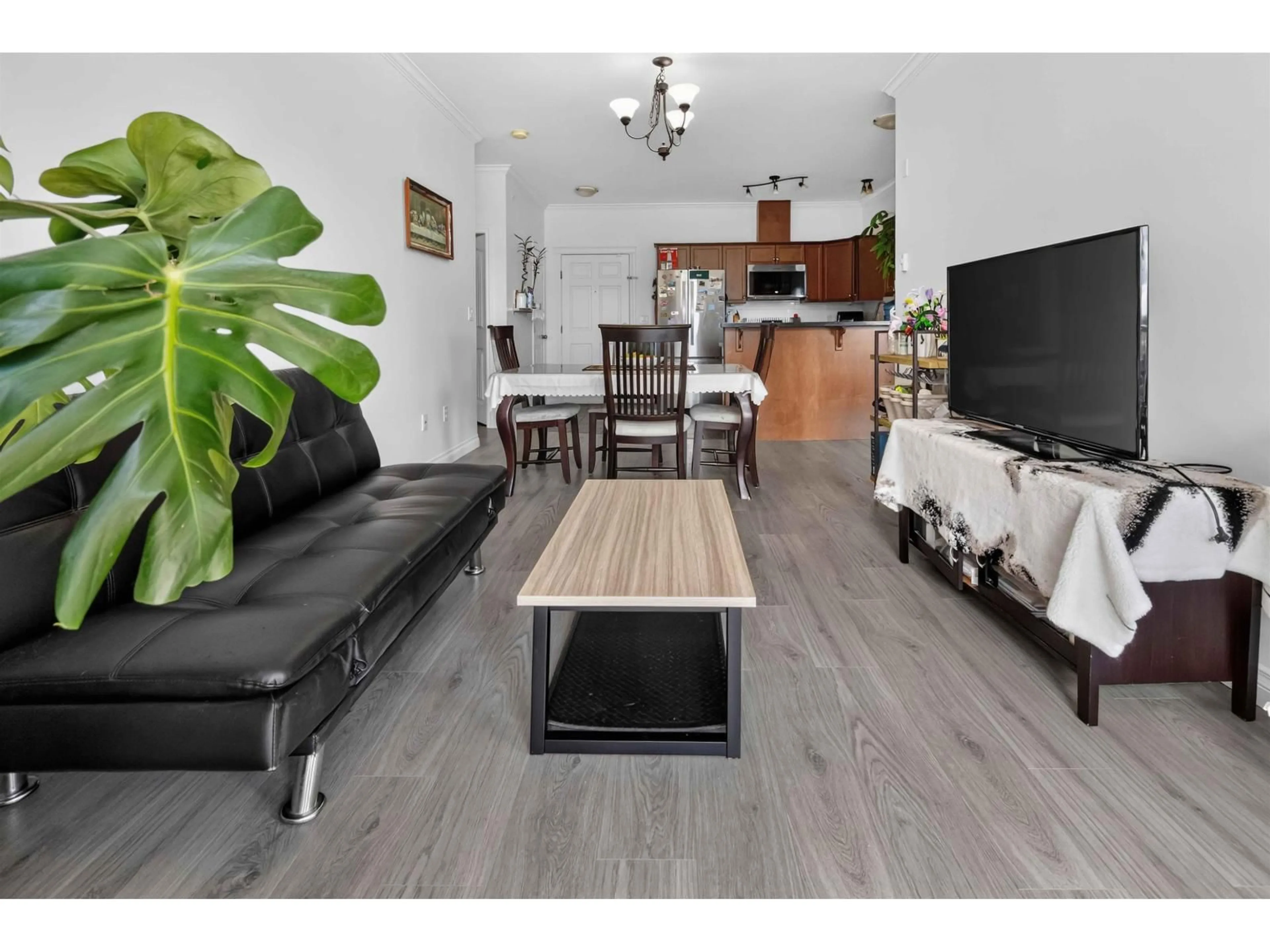 Living room with furniture, wood/laminate floor for 304 - 46053 CHILLIWACK CENTRAL ROAD, Chilliwack British Columbia V2P1J5
