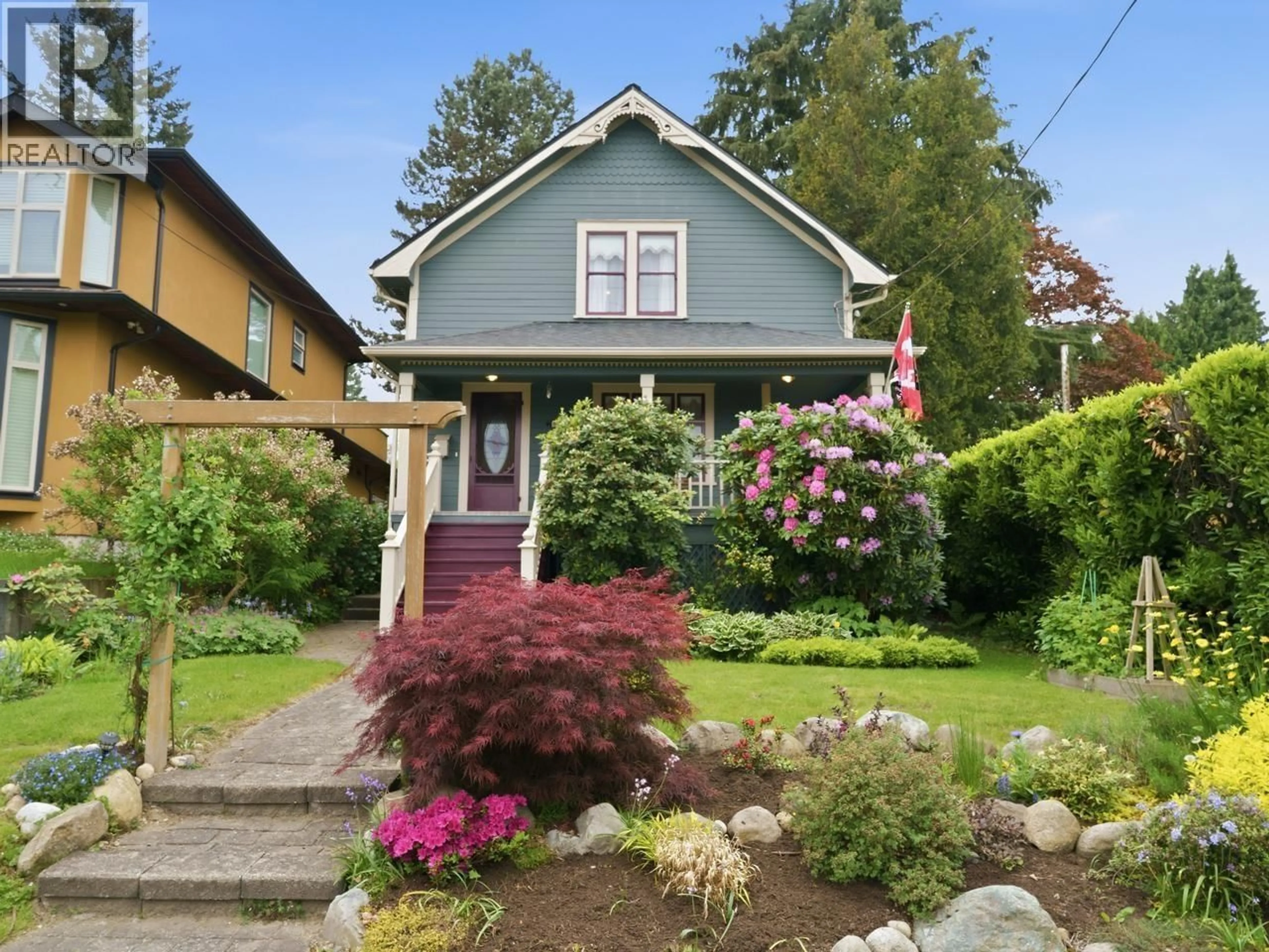 Home with vinyl exterior material, street for 624 COLBORNE STREET, New Westminster British Columbia V3L2C9