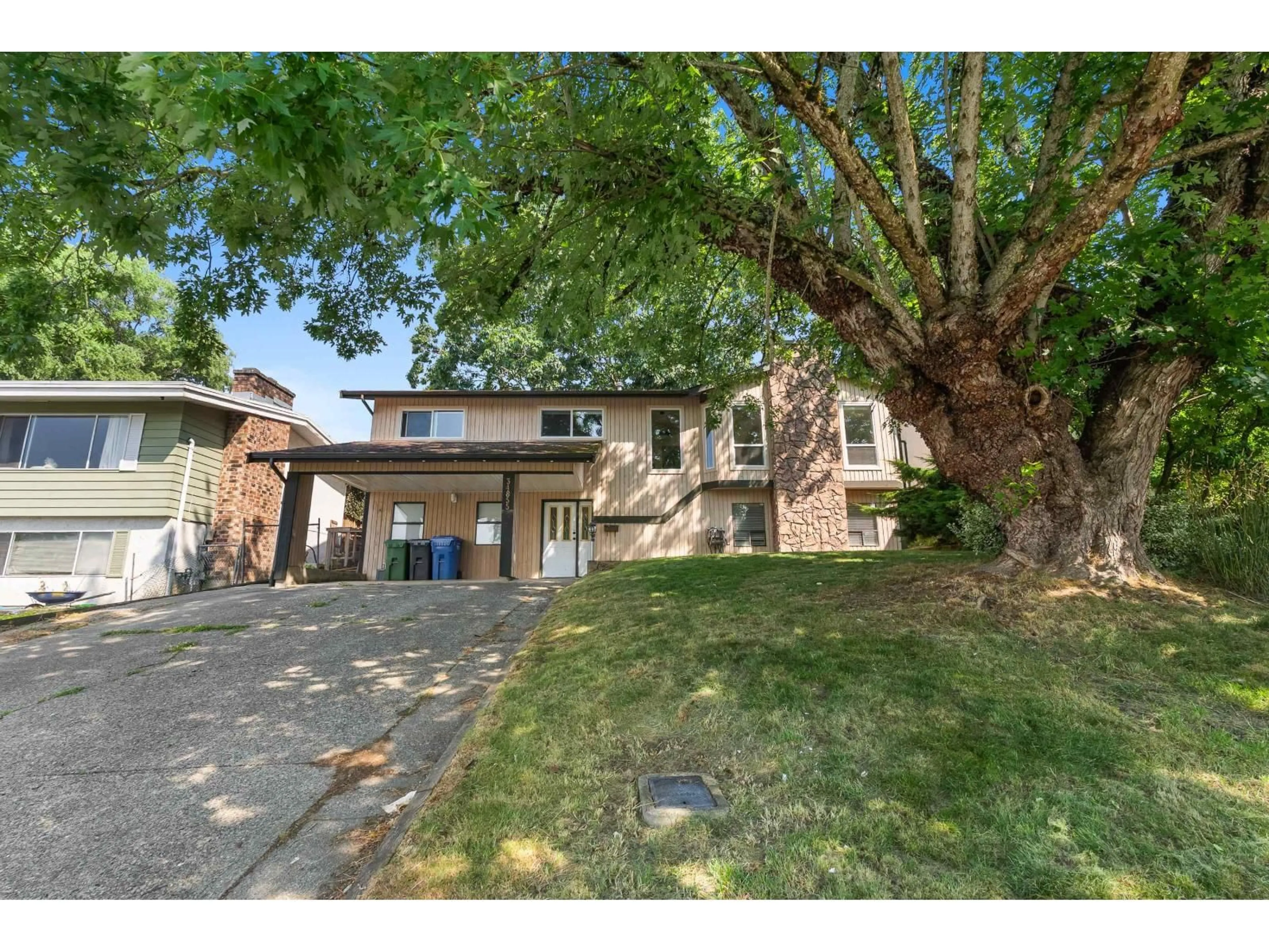 A pic from outside/outdoor area/front of a property/back of a property/a pic from drone, street for 34855 MCLEOD AVENUE, Abbotsford British Columbia V3G1G9