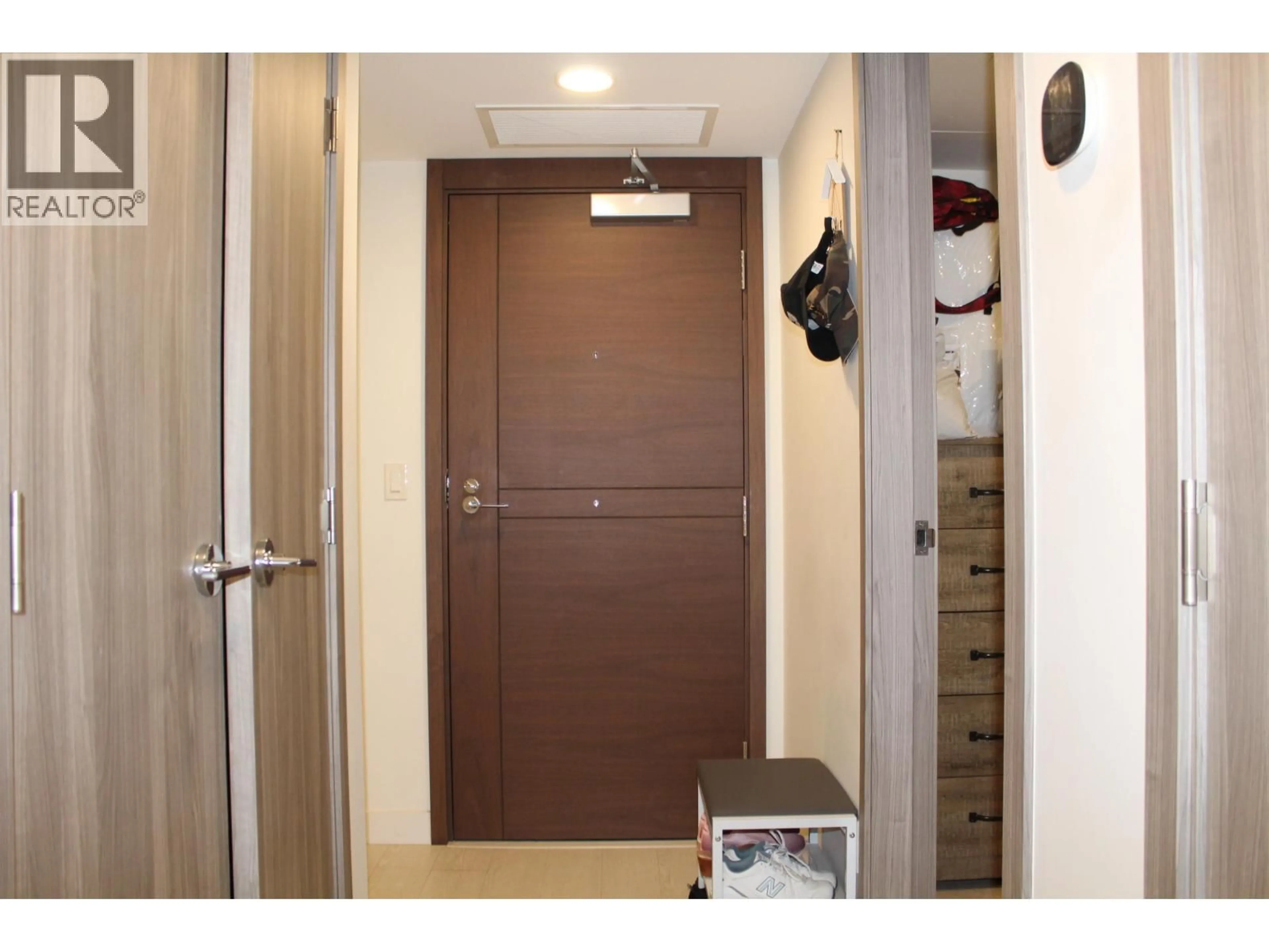 Indoor foyer for 508 - 8800 HAZELBRIDGE WAY, Richmond British Columbia V6X0S3