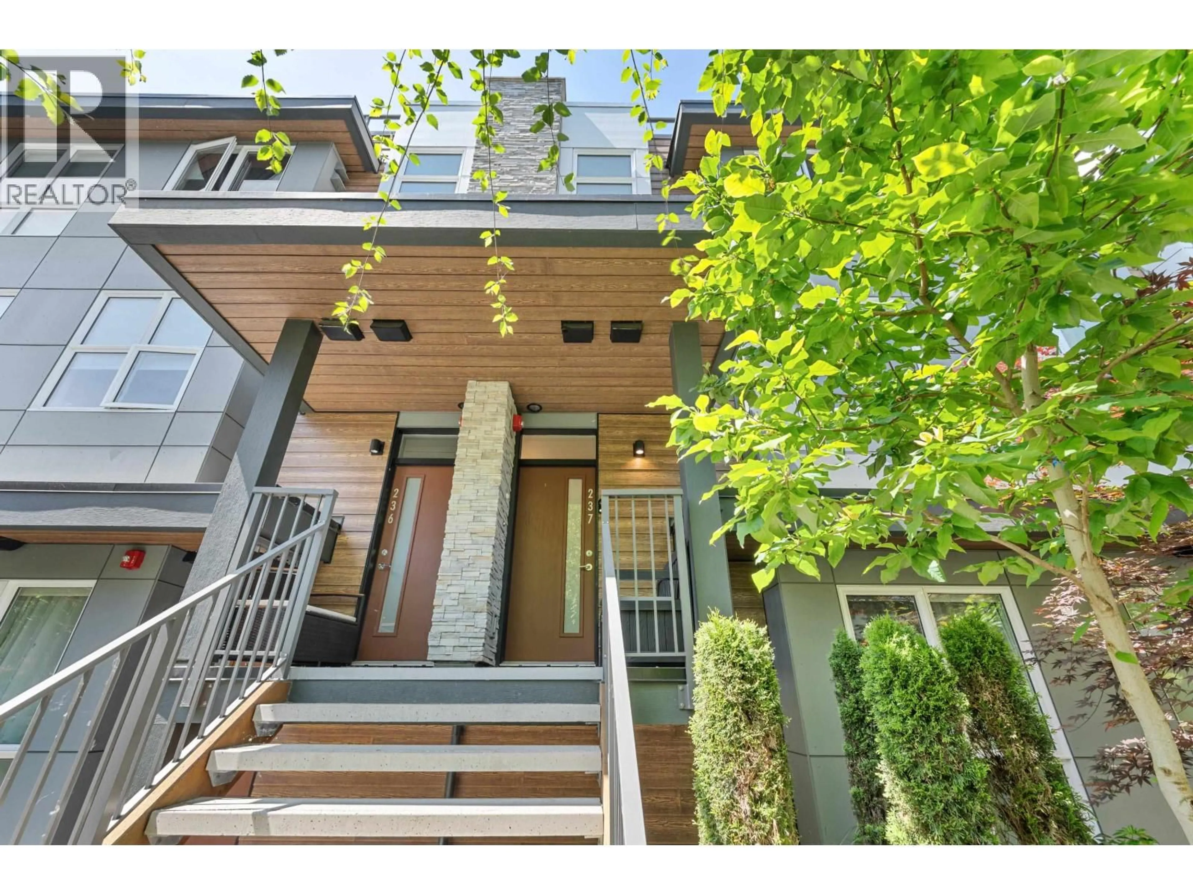 Indoor entryway for 237 - 2060 CURLING ROAD, North Vancouver British Columbia V7P0E1