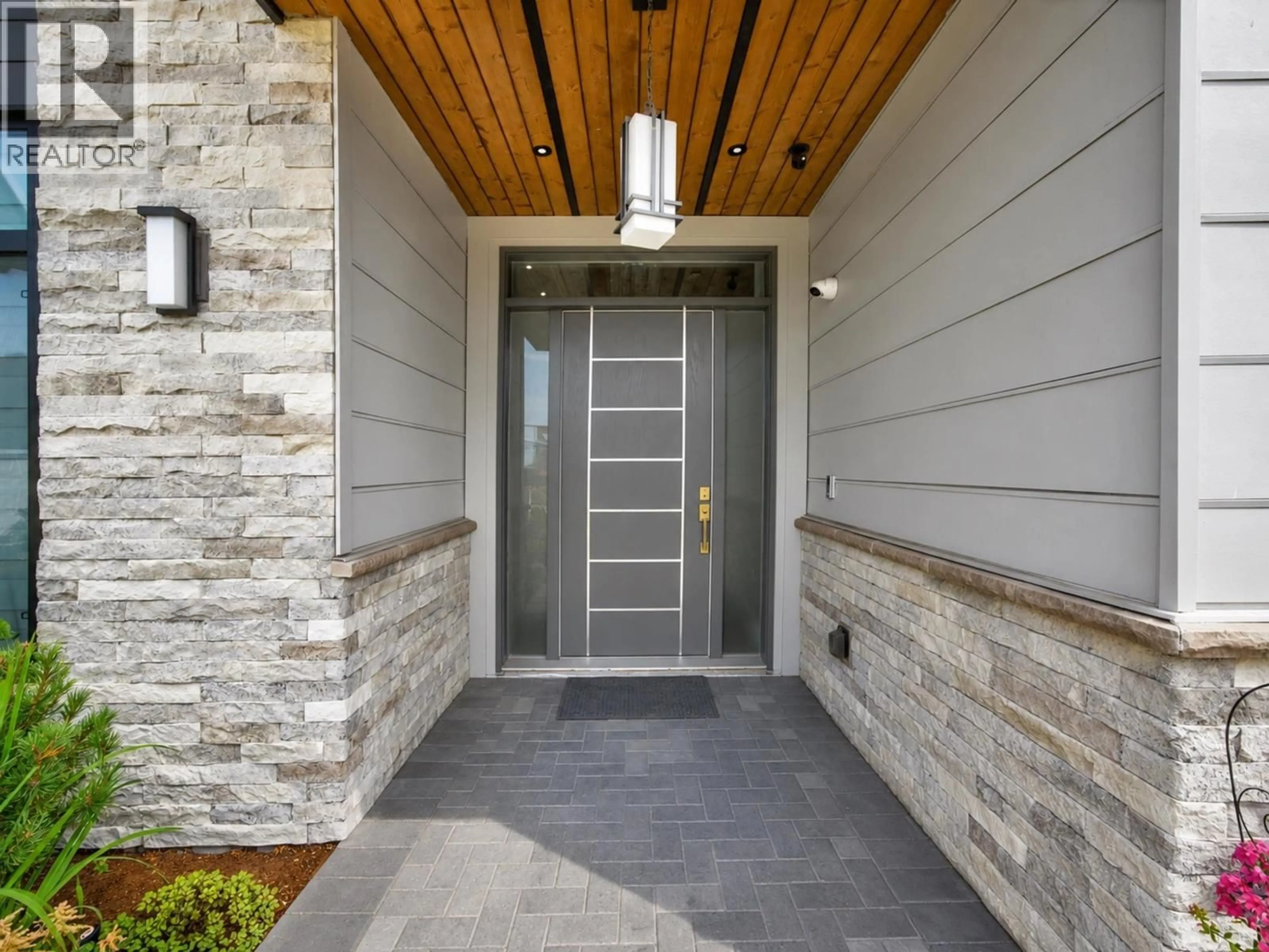 Indoor entryway for 8080 FAIRDELL CRESCENT, Richmond British Columbia V7C1W4