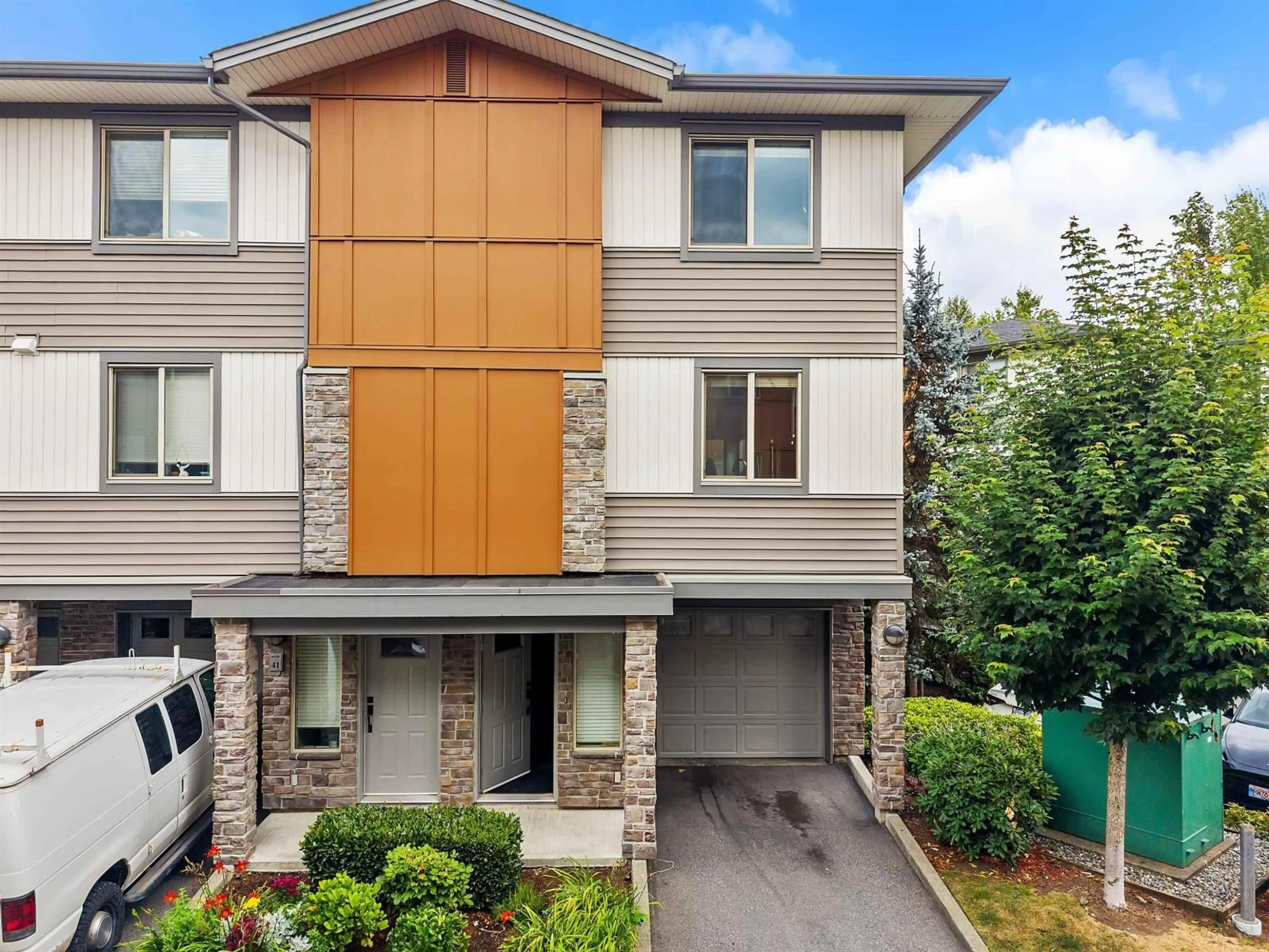 Home with vinyl exterior material, street for 40 - 34248 KING ROAD, Abbotsford British Columbia V2S0B1