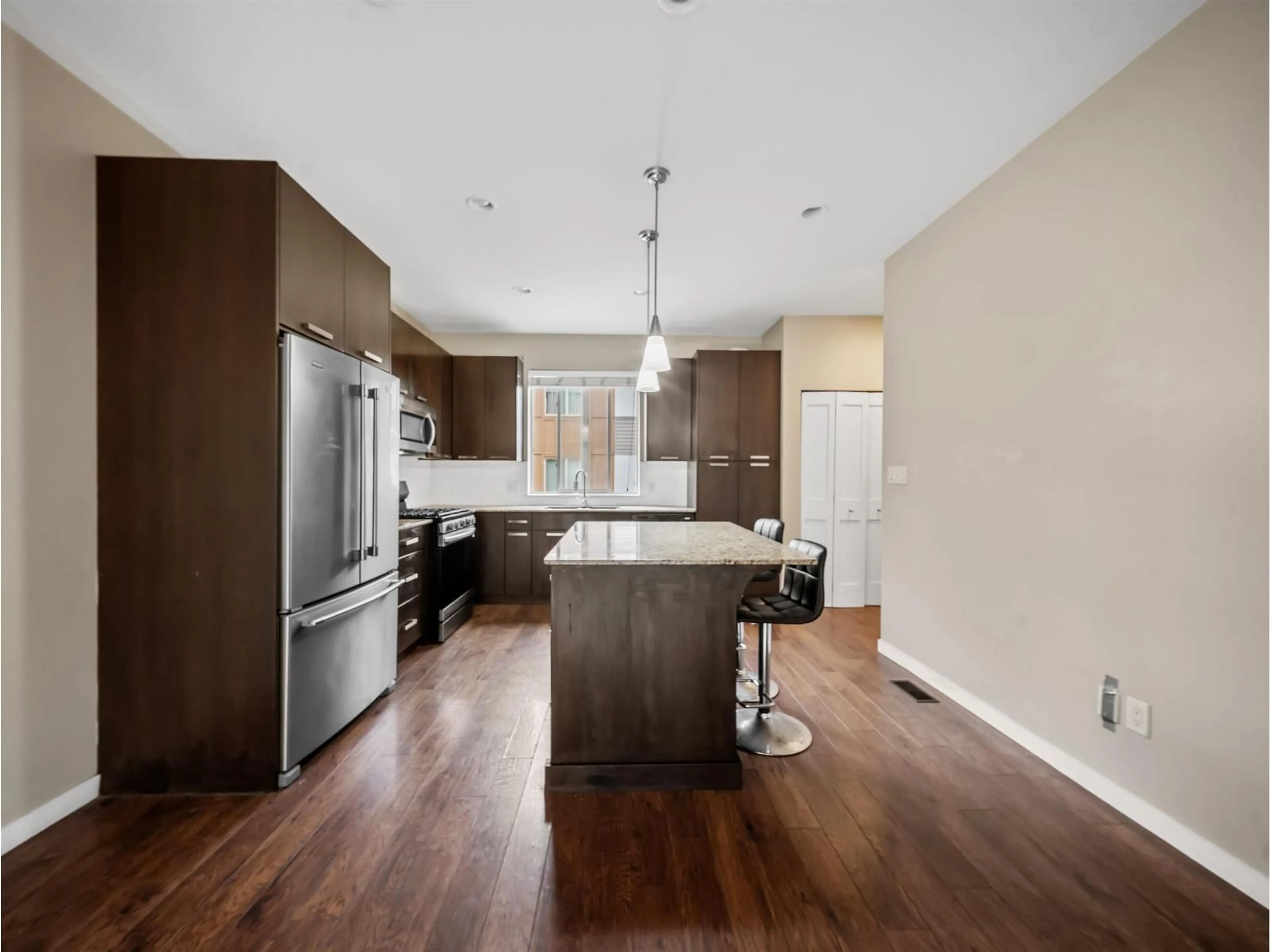 Open concept kitchen, wood/laminate floor for 40 - 34248 KING ROAD, Abbotsford British Columbia V2S0B1
