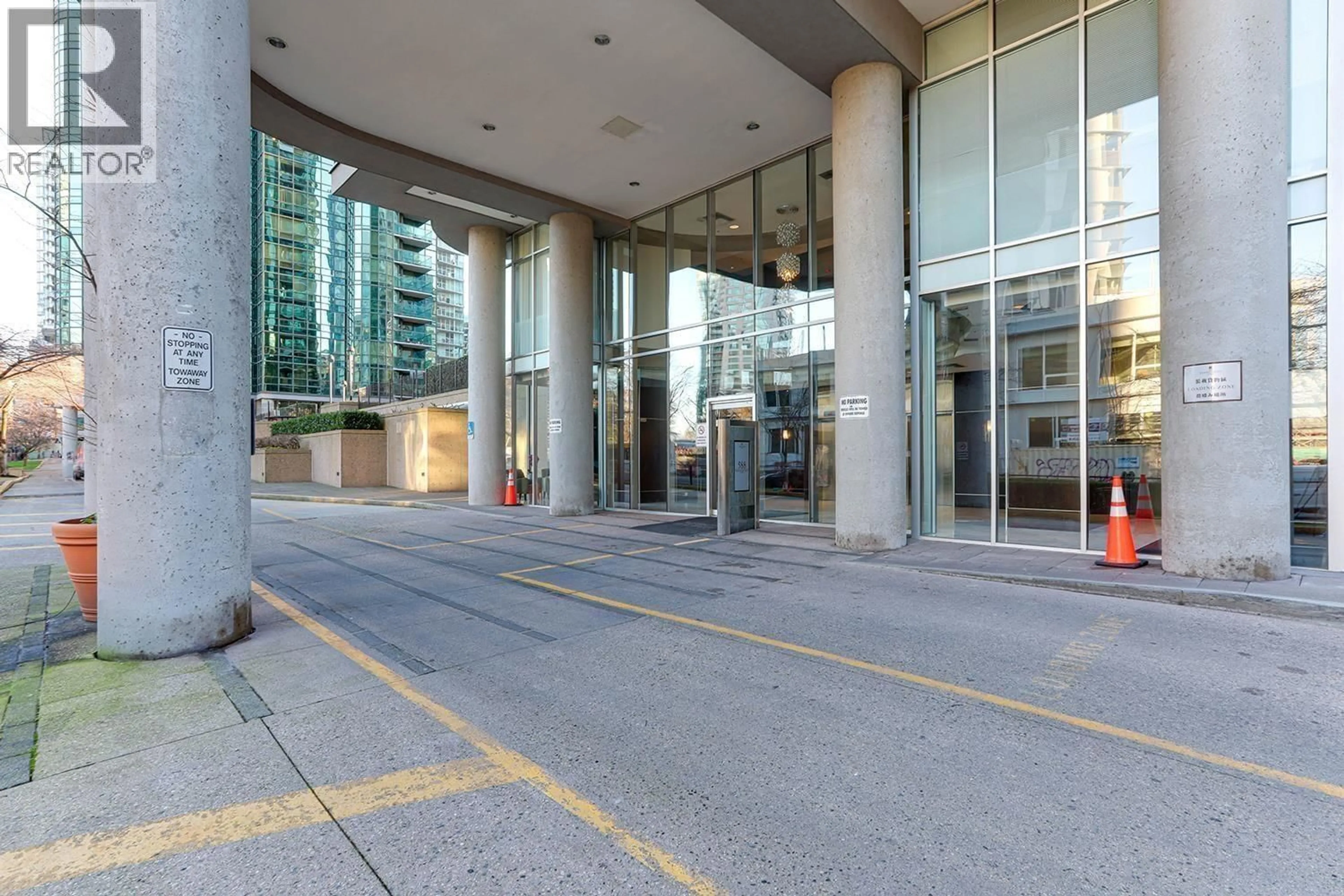 Indoor foyer for 702 - 588 BROUGHTON STREET, Vancouver British Columbia V6G3E3