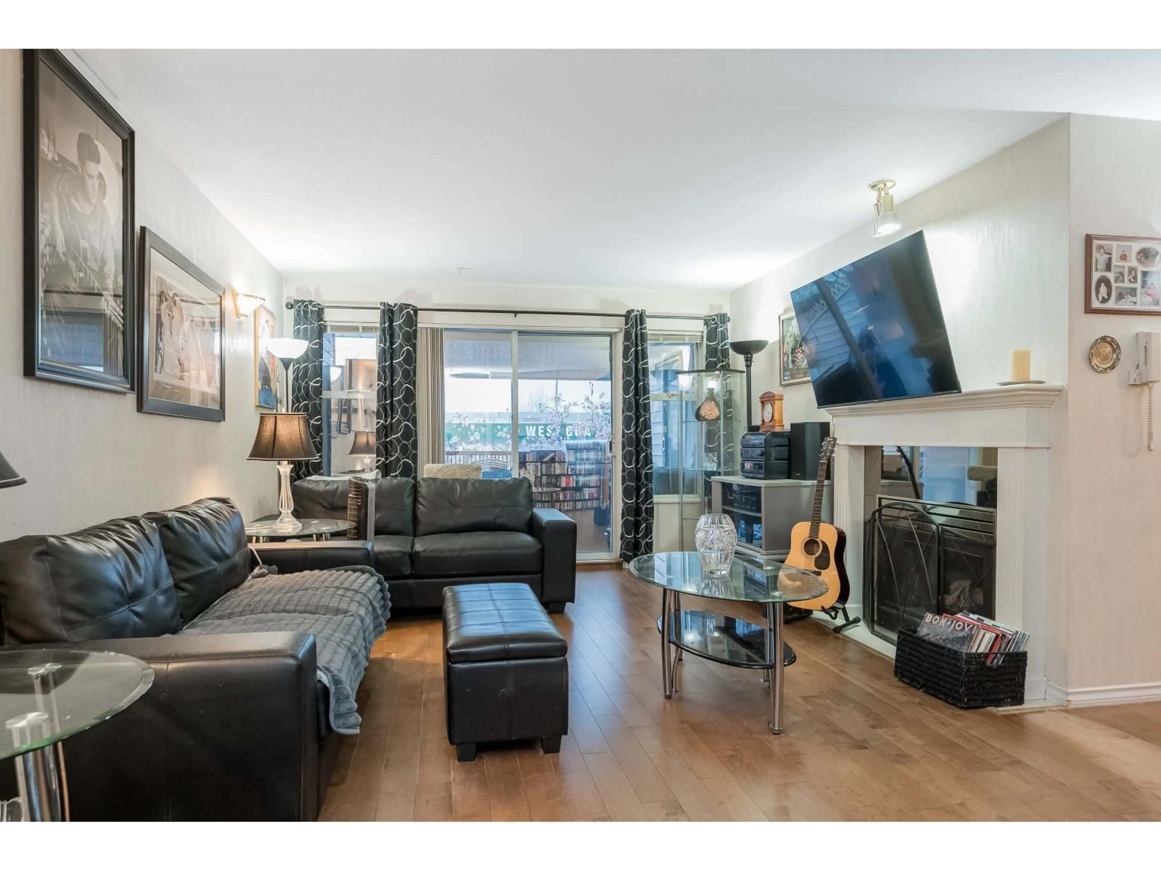Living room with furniture, wood/laminate floor for 103 - 5776 200 STREET, Langley British Columbia V3A1M8