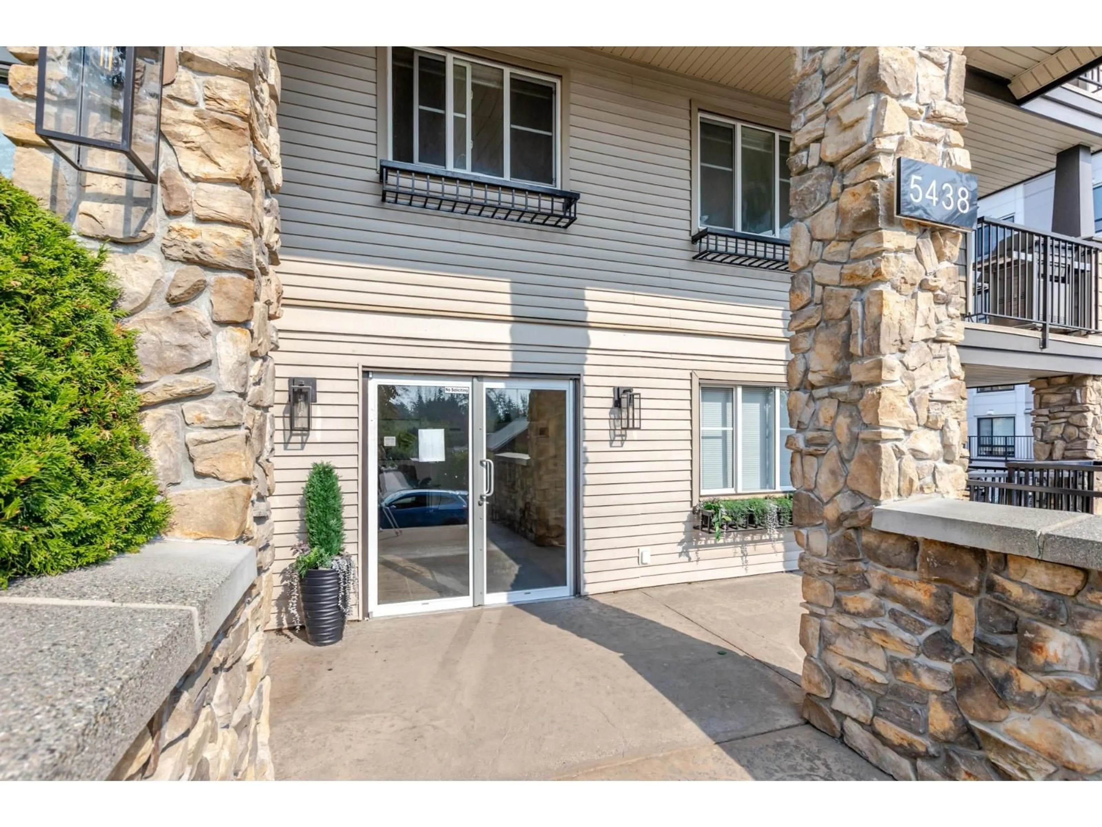 Indoor entryway for 311 - 5438 198 STREET, Langley British Columbia V3A1G2