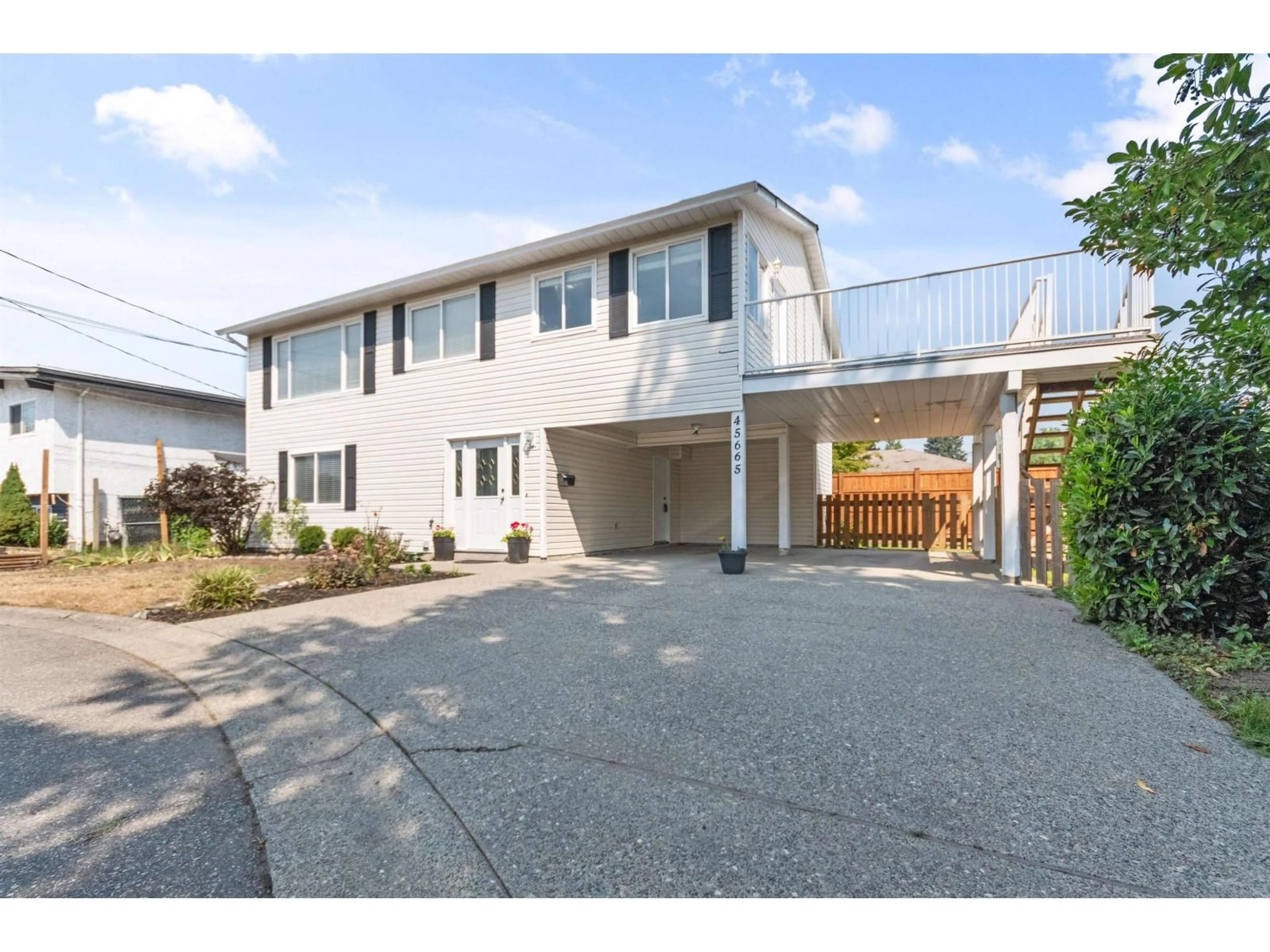 A pic from outside/outdoor area/front of a property/back of a property/a pic from drone, street for 45665 FERNWAY AVENUE, Chilliwack British Columbia V2P3B2