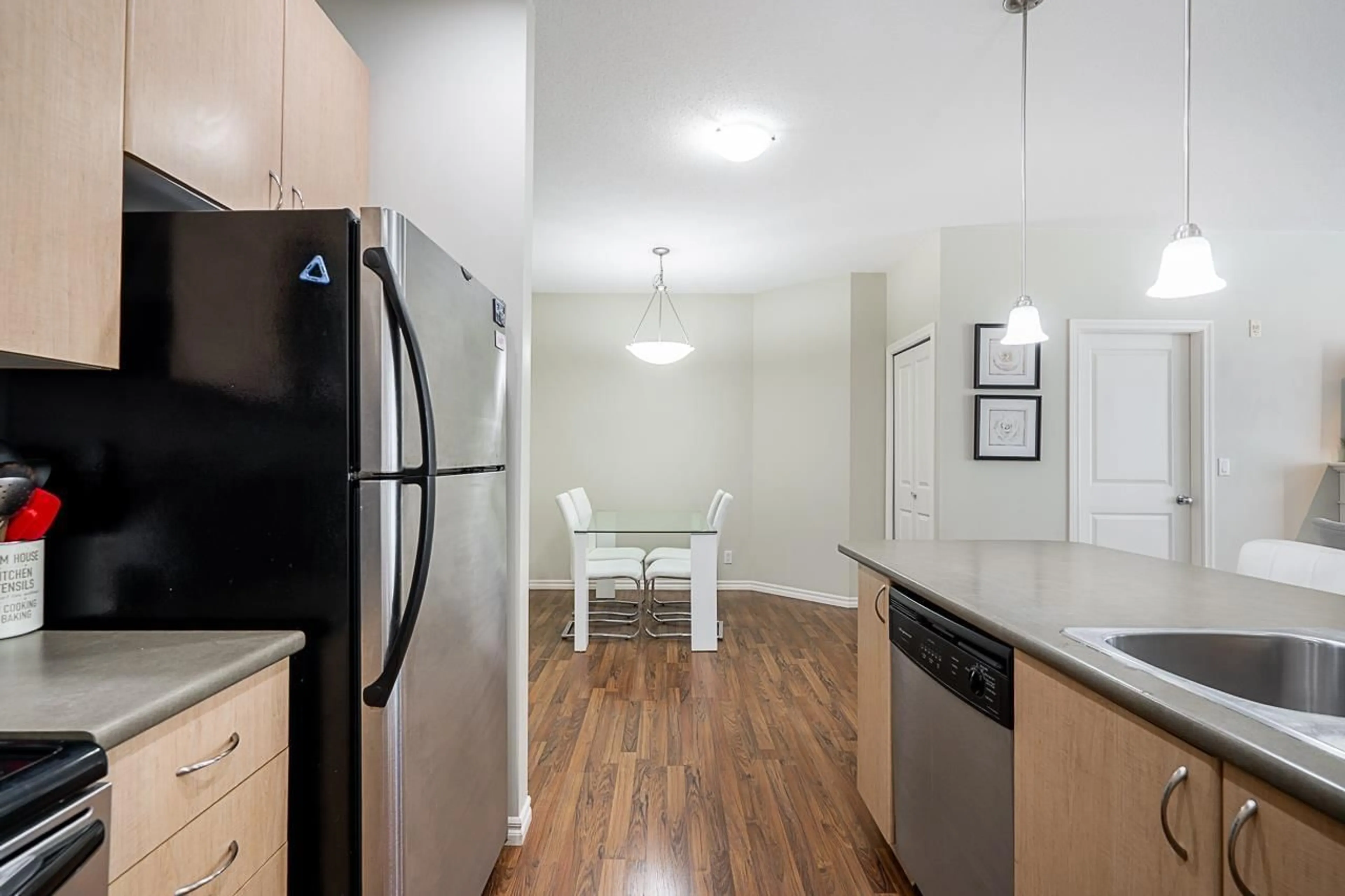 Standard kitchen, wood/laminate floor for 408 - 2581 LANGDON STREET, Abbotsford British Columbia V2T7A3