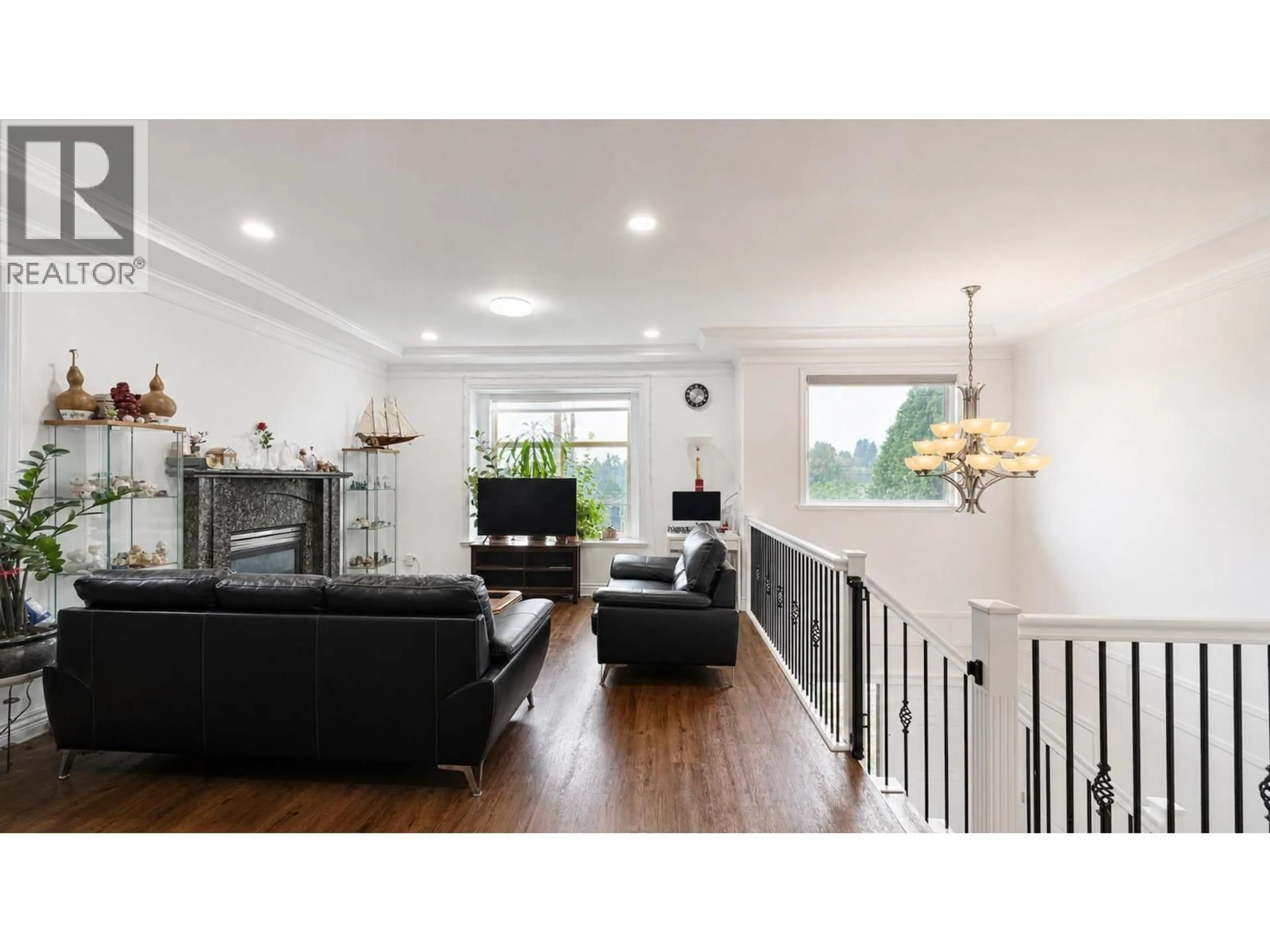 Living room with furniture, wood/laminate floor for 7979 11TH AVENUE, Burnaby British Columbia V3N2N5
