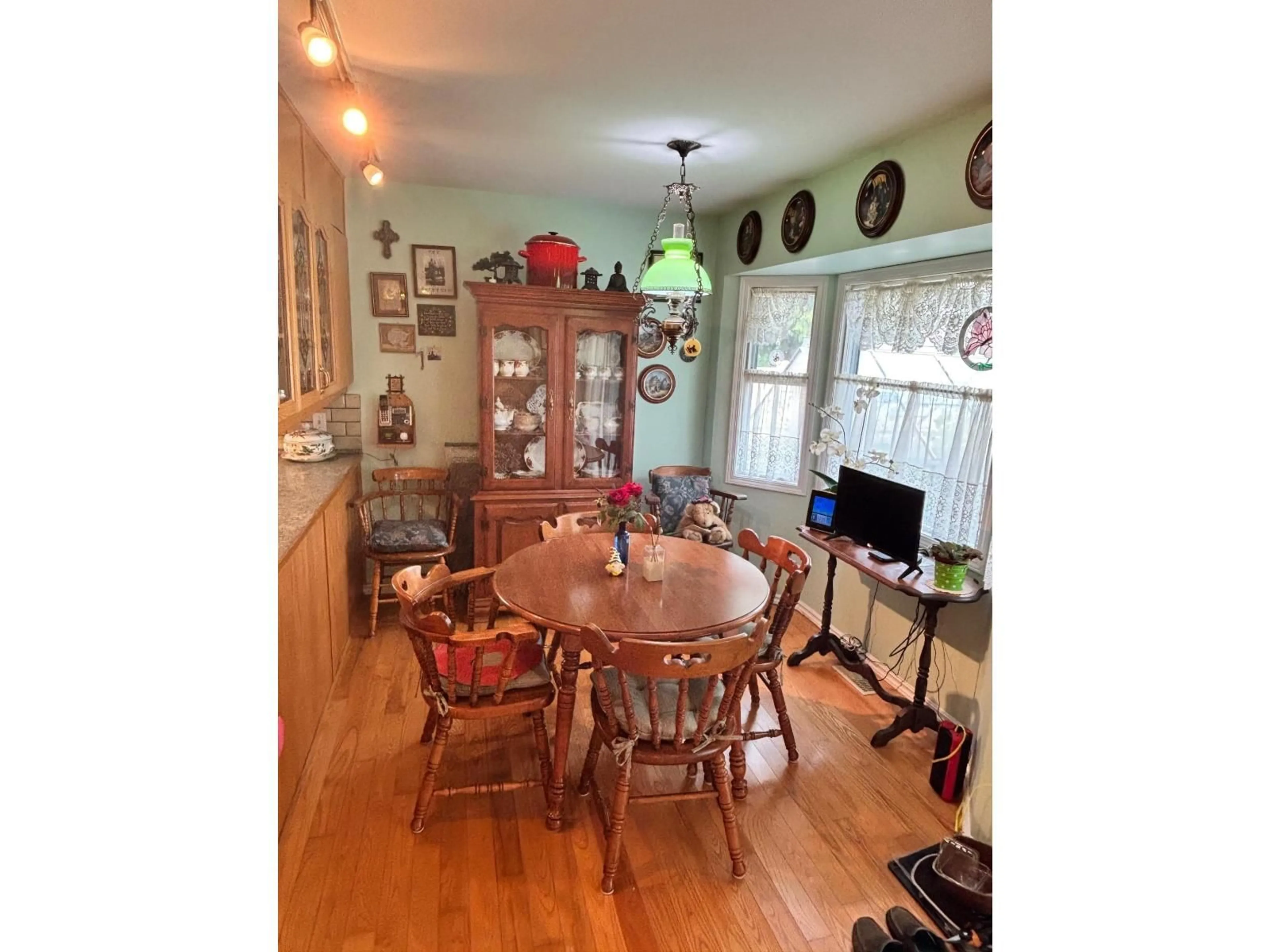 Dining room, wood/laminate floor for 46669 RAMONA DRIVE, Chilliwack British Columbia V2P8B4