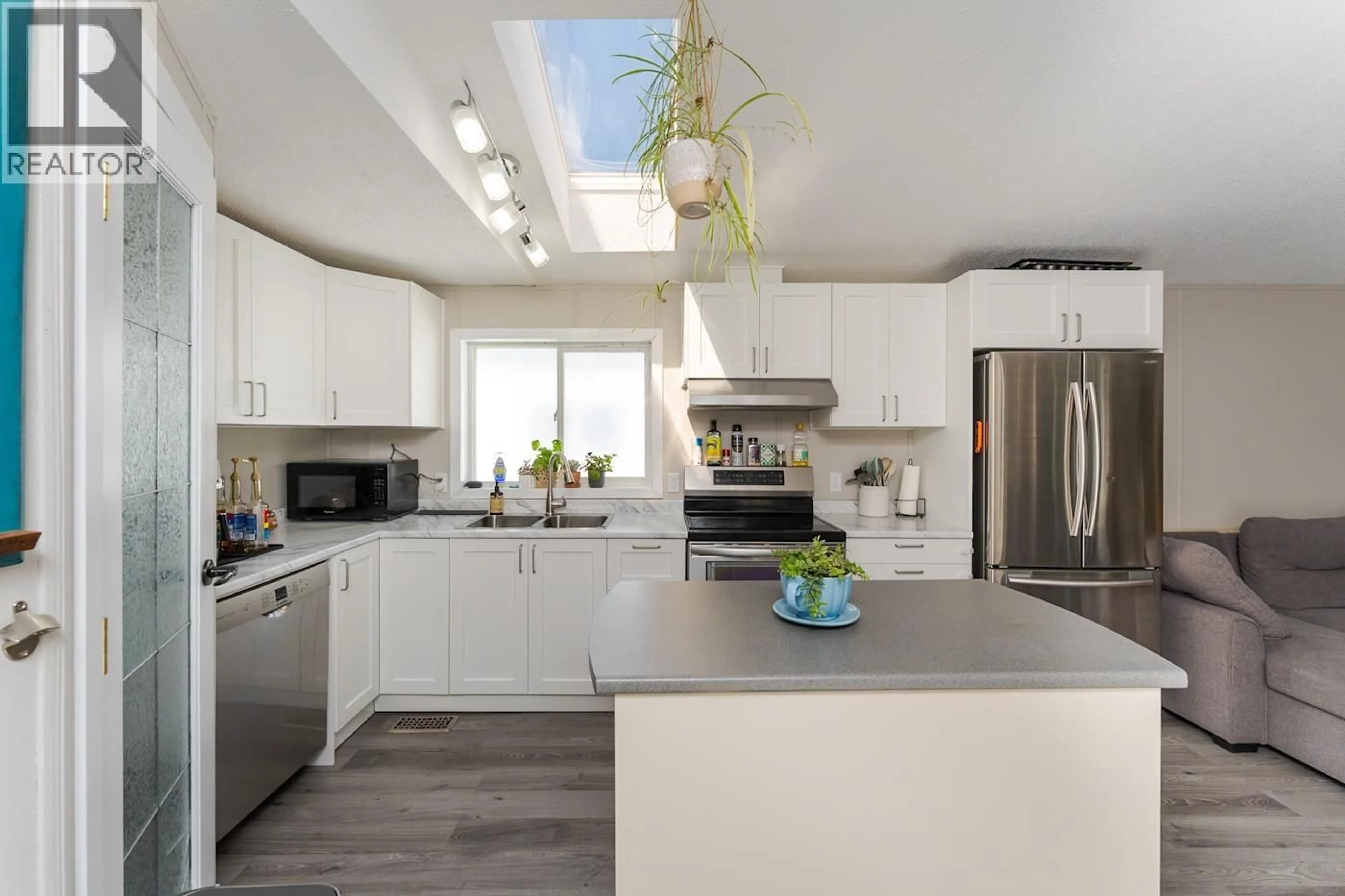 Contemporary kitchen, unknown for 5156 COOK PLACE, Prince George British Columbia V2K5G7
