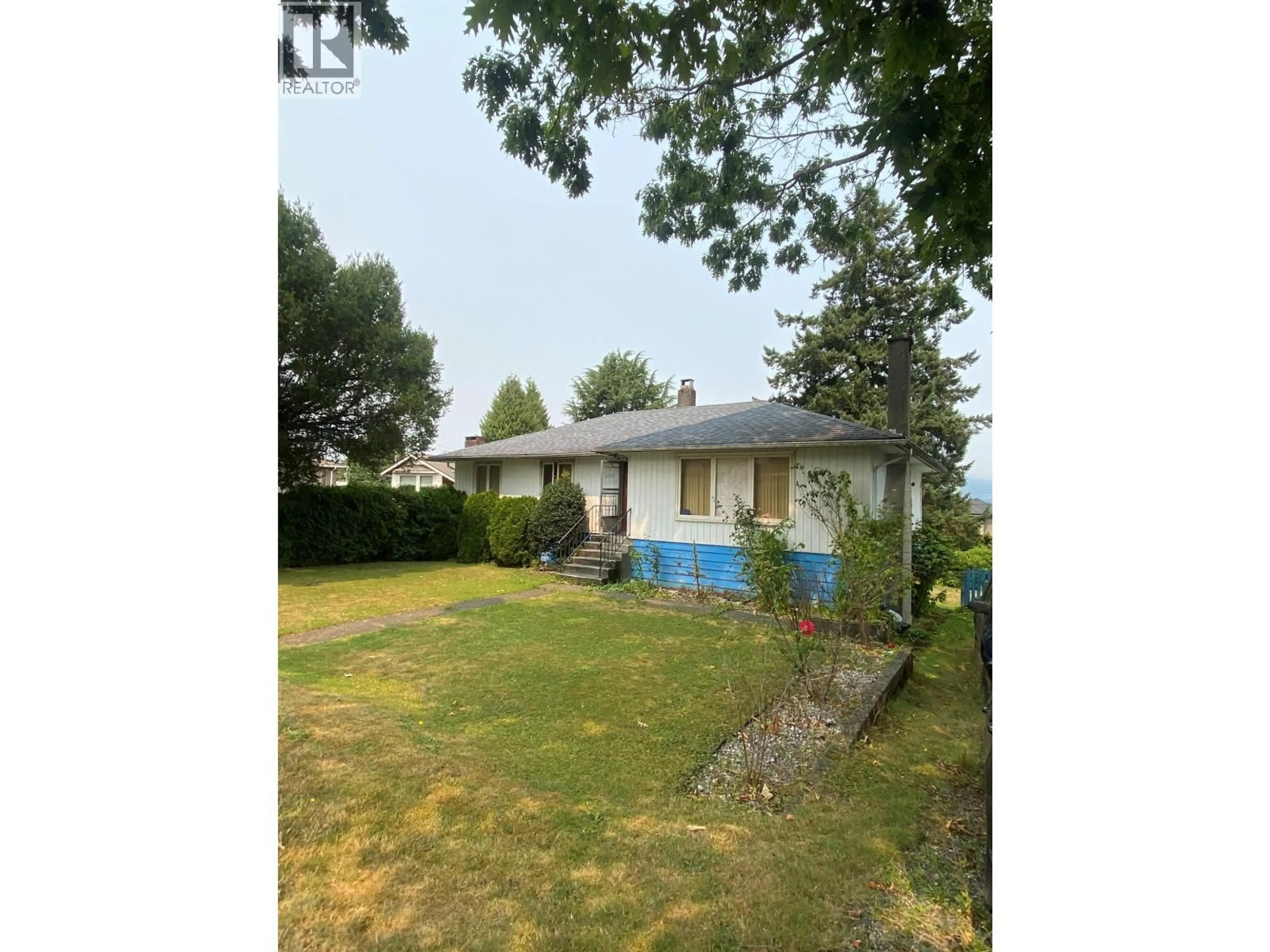 A pic from outside/outdoor area/front of a property/back of a property/a pic from drone, street for 4757 BUXTON STREET, Burnaby British Columbia V5H1J2