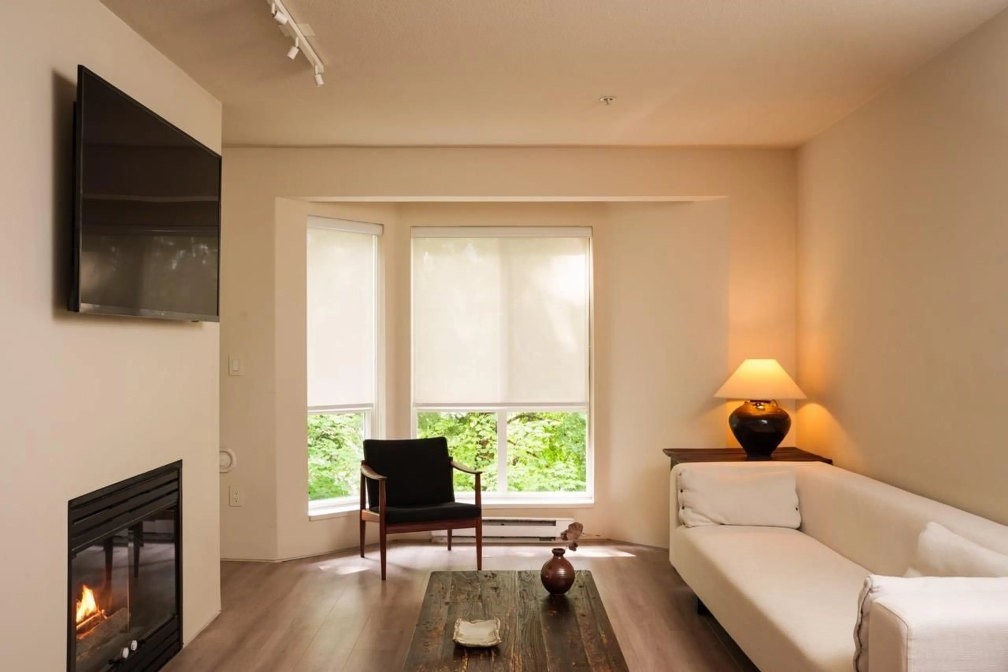 Living room with furniture, wood/laminate floor for 324 - 9979 140 STREET, Surrey British Columbia V3T5W2
