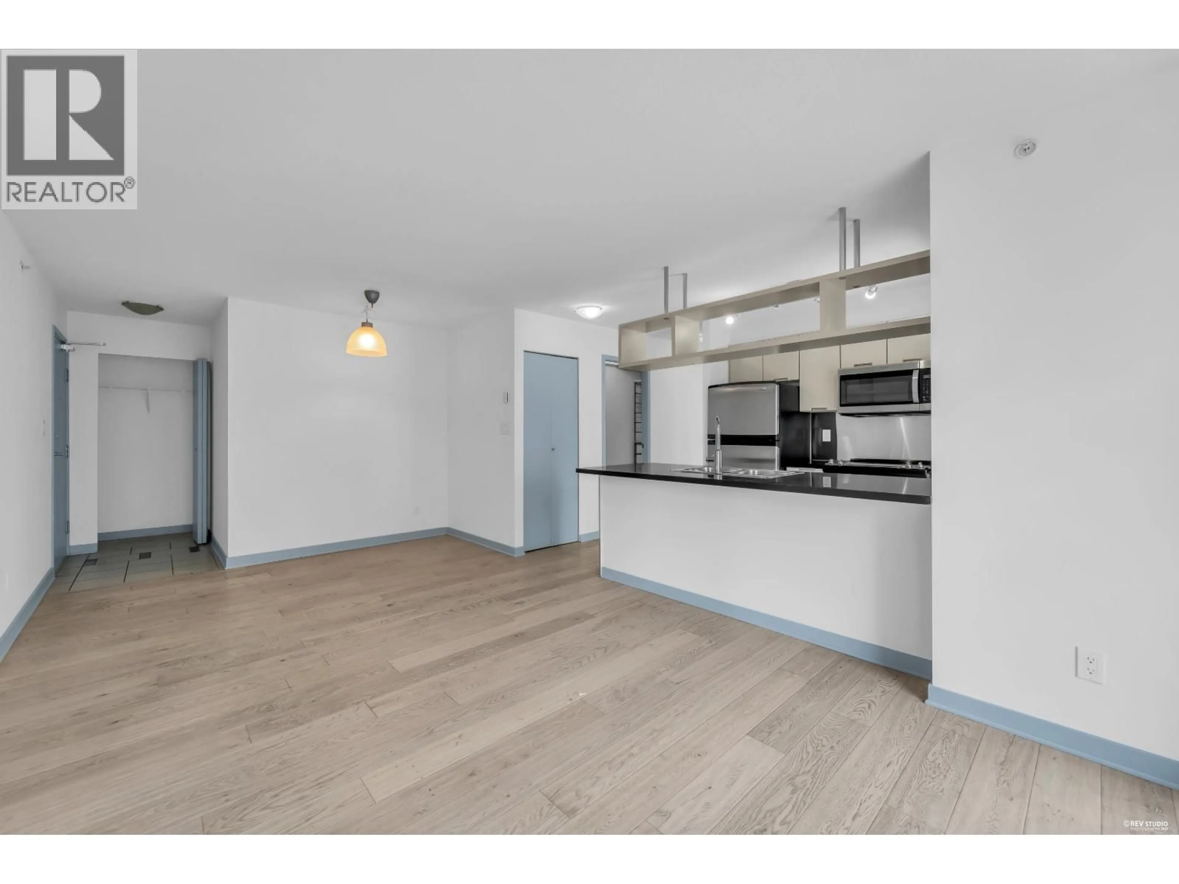 Open concept kitchen, wood/laminate floor for 1106 - 1082 SEYMOUR STREET, Vancouver British Columbia V6B1X9