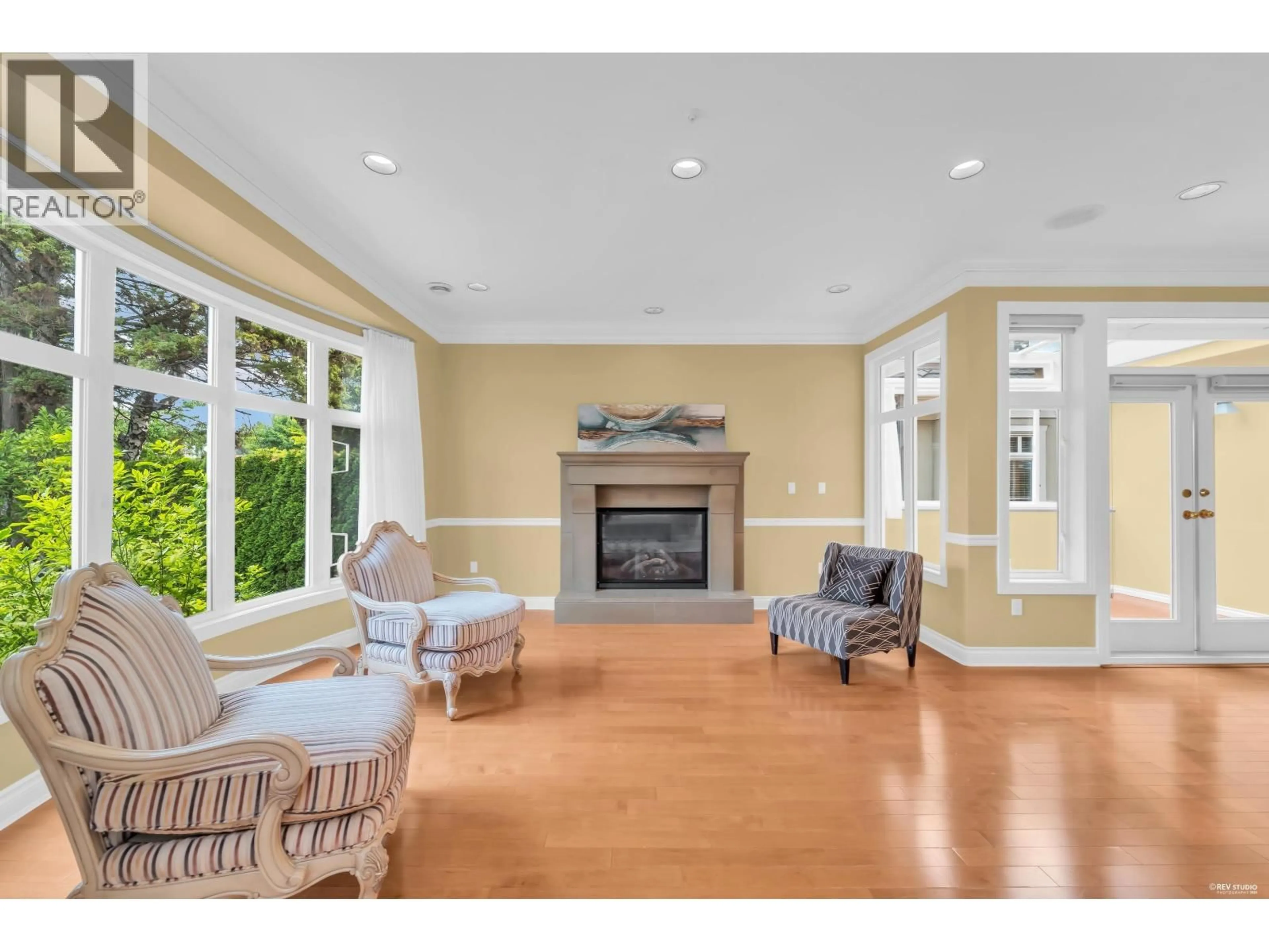 Living room with furniture, unknown for 2498 W 22ND AVENUE, Vancouver British Columbia V6L1M2