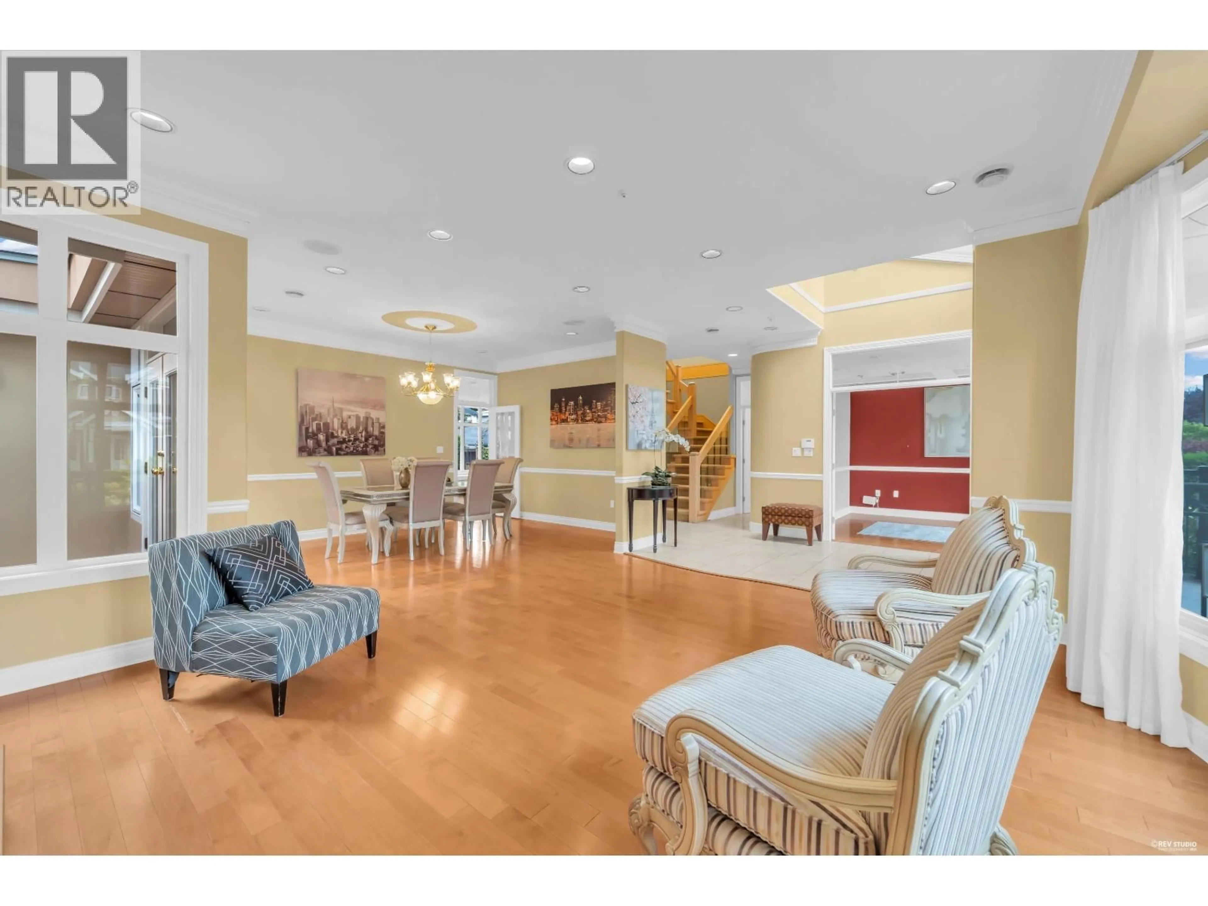 Indoor foyer for 2498 W 22ND AVENUE, Vancouver British Columbia V6L1M2