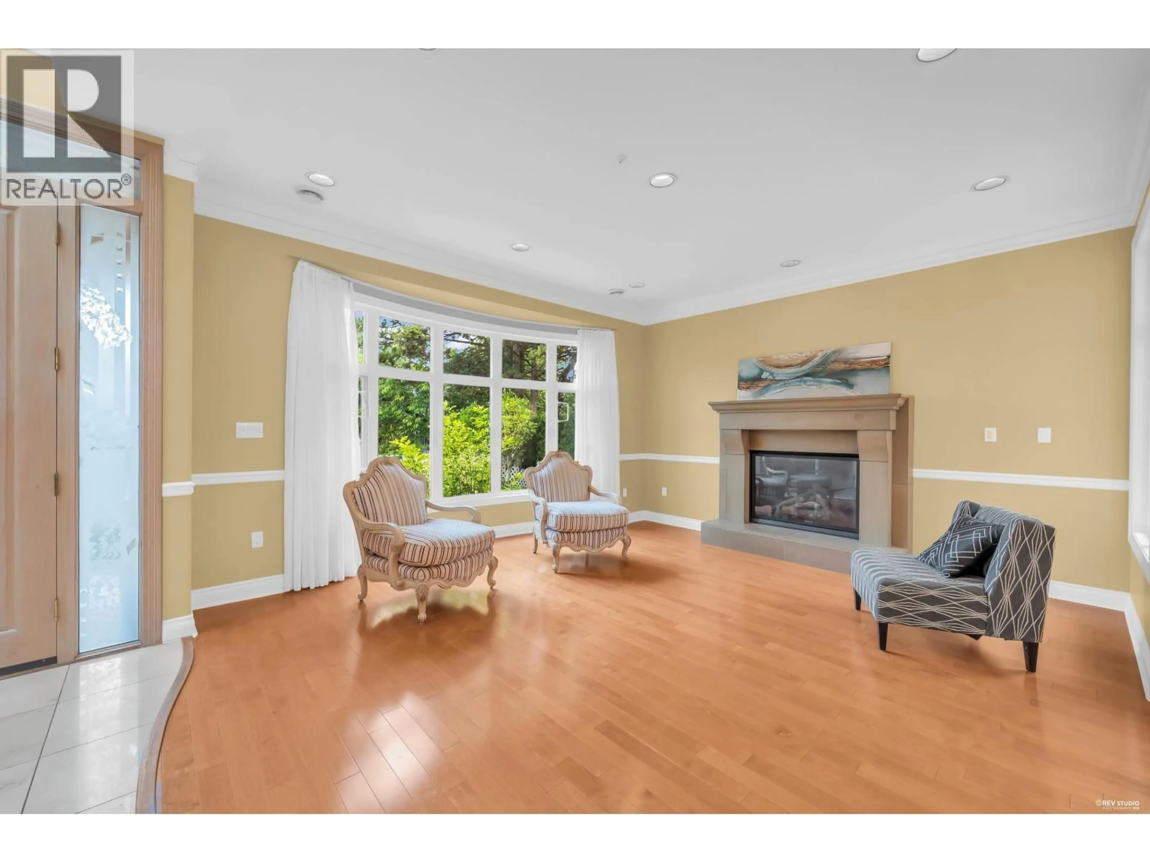 Living room with furniture, unknown for 2498 W 22ND AVENUE, Vancouver British Columbia V6L1M2